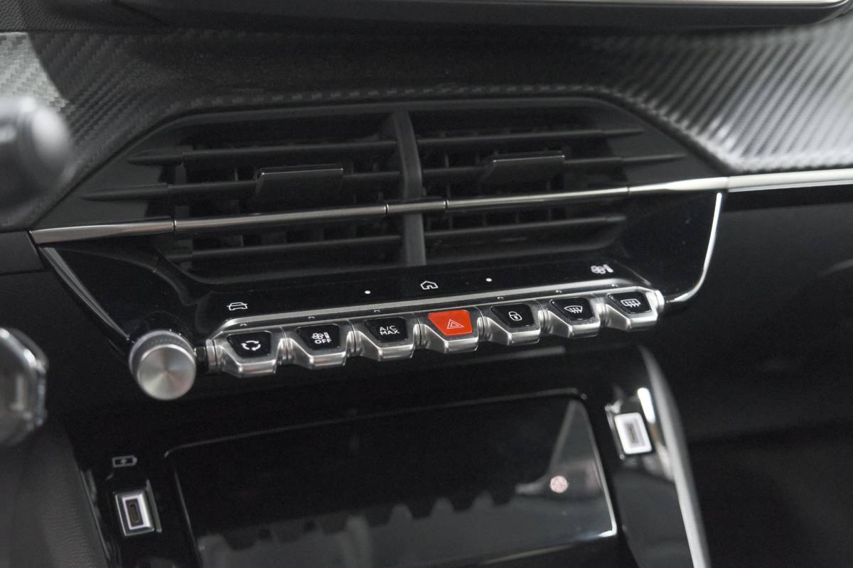 Peugeot 208 Peugeot 208 1.2 Hybrid 110 e-DCS6 Allure | Apple Carplay | Parkeersensoren Voor + Achter | Climate Control