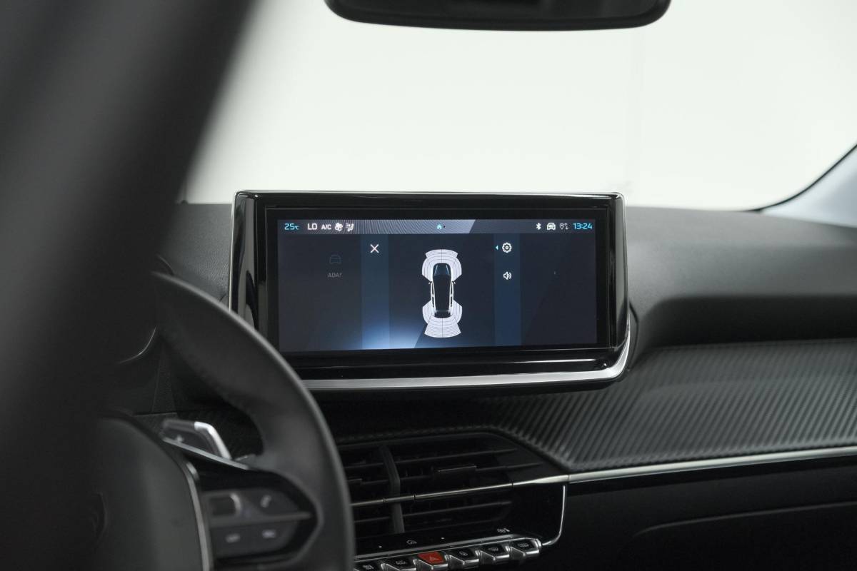 Peugeot 208 Peugeot 208 1.2 Hybrid 110 e-DCS6 Allure | Apple Carplay | Parkeersensoren Voor + Achter | Climate Control