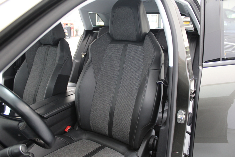 Peugeot 3008 Peugeot 3008 1.2 PureTech Allure 131PK, ELEC-ACHTERKLEP | TREKHAAK | DEELS LEER | CAMERA | CARPLAY