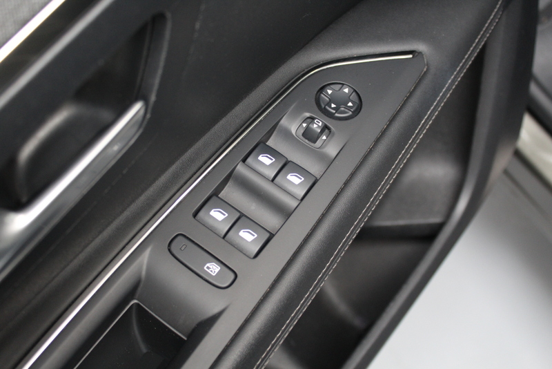 Peugeot 3008 Peugeot 3008 1.2 PureTech Allure 131PK, ELEC-ACHTERKLEP | TREKHAAK | DEELS LEER | CAMERA | CARPLAY