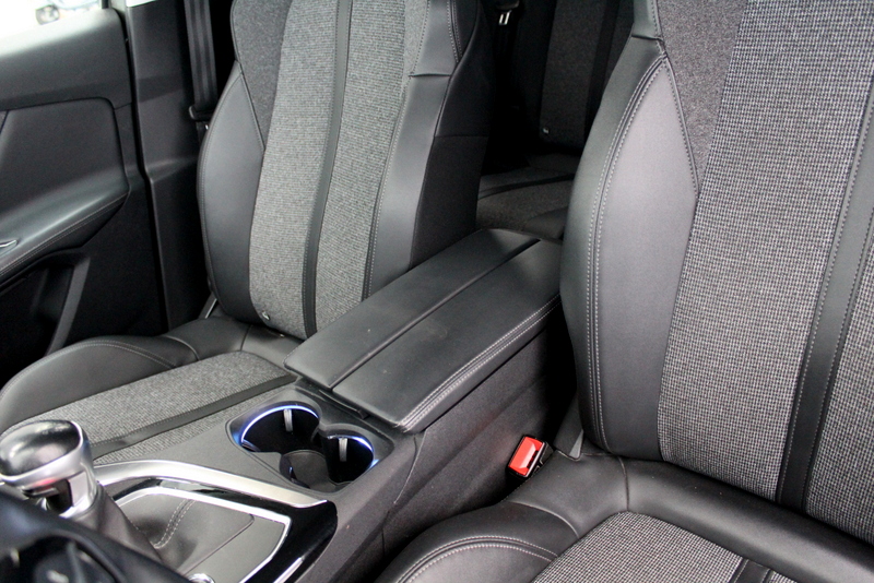 Peugeot 3008 Peugeot 3008 1.2 PureTech Allure 131PK, ELEC-ACHTERKLEP | TREKHAAK | DEELS LEER | CAMERA | CARPLAY