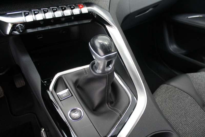 Peugeot 3008 Peugeot 3008 1.2 PureTech Allure 131PK, ELEC-ACHTERKLEP | TREKHAAK | DEELS LEER | CAMERA | CARPLAY