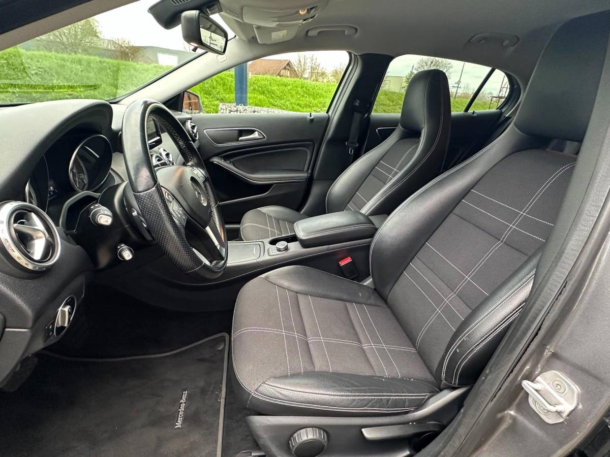 Mercedes-Benz GLA Mercedes-Benz GLA-klasse 200 Ambition/ Navi/ Half leder/ Privacy Glass/ PDC/ AUT7