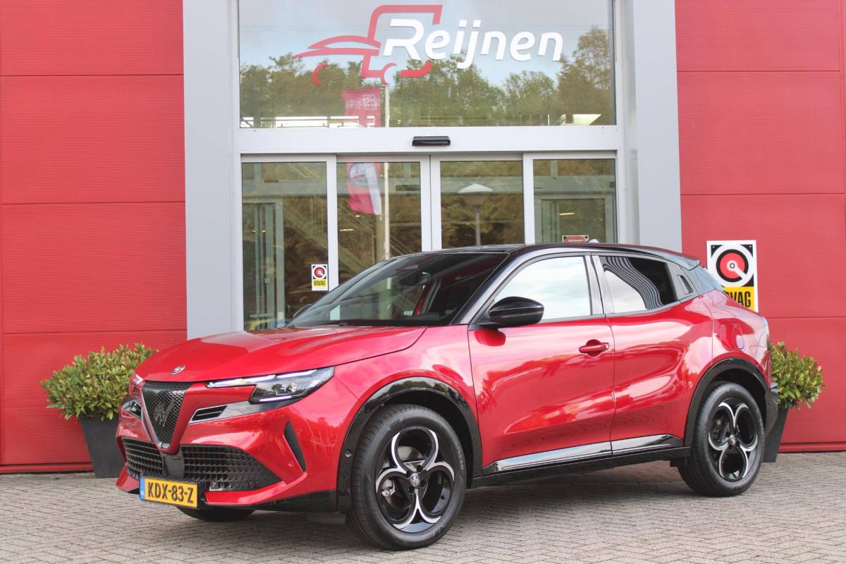 Alfa Romeo Junior Alfa Romeo Junior 1.2 145PK AUTOMAAT Hybrid IBRIDA TI | TECHNO PACK: (LED MATRIX KOPLAMPEN, DODEHOEK DETECTIE, ELEKTRISCH BEDIENBARE ACHTERKLEP, KEYLESS ENTRY, ACHTERUITRIJ CAMERA, PARKEERSENSOREN VOOR ACHTER EN ZIJKANT, DRAADLOZE TELEFOONLADER, LANE ASSIST, ADAPTIVE CRUISE CONTROL) | PACK TI: (ELEKTRISCH BEDIENBARE BESTUUDERSSTOEL, VERKEERSBORDEN WEERGAVE, GETINTE ACHTERRUITEN, SFEER VERLICHTING, GLANZEND ZWARTE BODYKIT, 10,25″ TOUCHSCREEN, LEDEREN STUURWIEL, VERSTELBARE KOFFERVLOER OP 3 NIVEAUS) | 18″ LICHTMETALEN VELGEN “FORI” | BRERA RED MET ZWART DAK | DRAADLOZE APPLE CARPLAY/ANDROID AUTO | NAVIGATIE | MASSAGE FUNCTIE OP DE BESTUURDERSSTOEL | STOEL VERWARMING |