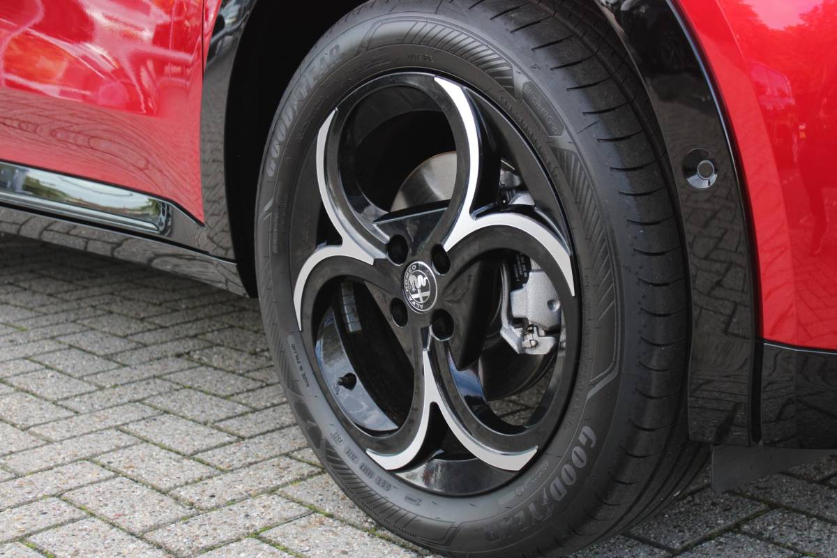 Alfa Romeo Junior Alfa Romeo Junior 1.2 145PK AUTOMAAT Hybrid IBRIDA TI | TECHNO PACK: (LED MATRIX KOPLAMPEN, DODEHOEK DETECTIE, ELEKTRISCH BEDIENBARE ACHTERKLEP, KEYLESS ENTRY, ACHTERUITRIJ CAMERA, PARKEERSENSOREN VOOR ACHTER EN ZIJKANT, DRAADLOZE TELEFOONLADER, LANE ASSIST, ADAPTIVE CRUISE CONTROL) | PACK TI: (ELEKTRISCH BEDIENBARE BESTUUDERSSTOEL, VERKEERSBORDEN WEERGAVE, GETINTE ACHTERRUITEN, SFEER VERLICHTING, GLANZEND ZWARTE BODYKIT, 10,25″ TOUCHSCREEN, LEDEREN STUURWIEL, VERSTELBARE KOFFERVLOER OP 3 NIVEAUS) | 18″ LICHTMETALEN VELGEN “FORI” | BRERA RED MET ZWART DAK | DRAADLOZE APPLE CARPLAY/ANDROID AUTO | NAVIGATIE | MASSAGE FUNCTIE OP DE BESTUURDERSSTOEL | STOEL VERWARMING |