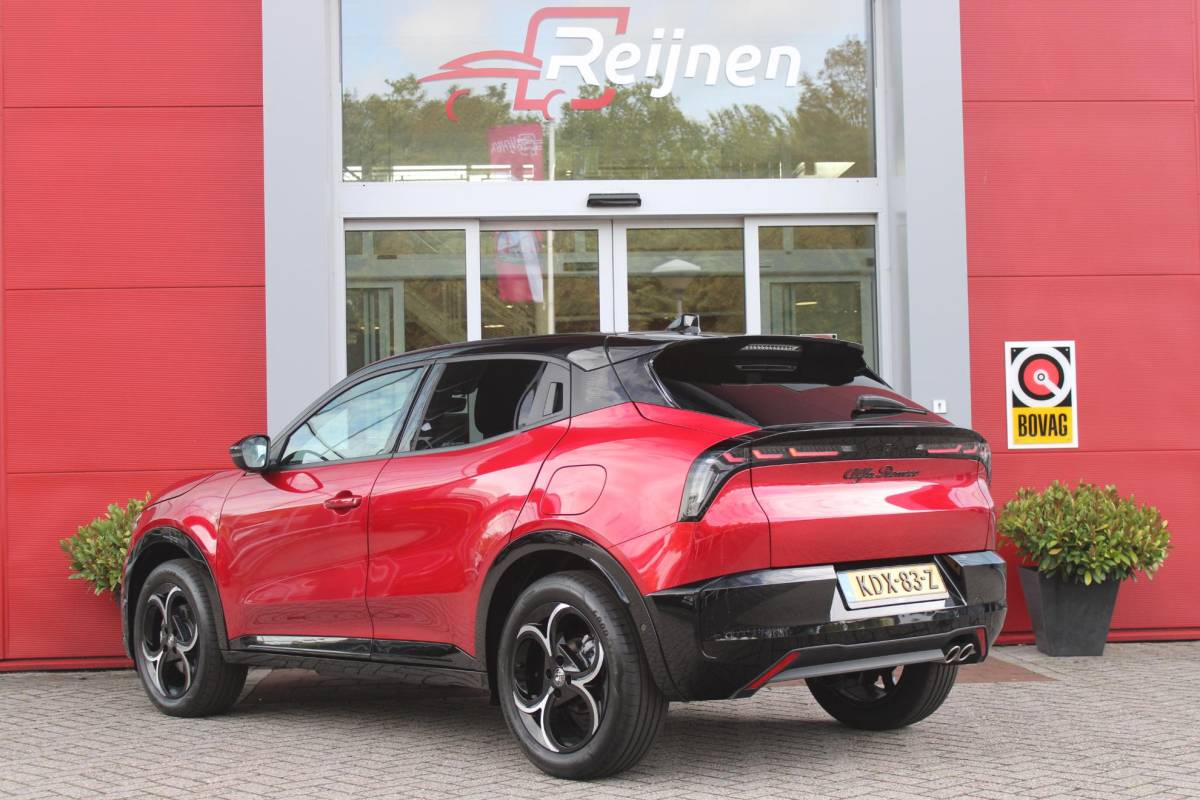 Alfa Romeo Junior Alfa Romeo Junior 1.2 145PK AUTOMAAT Hybrid IBRIDA TI | TECHNO PACK: (LED MATRIX KOPLAMPEN, DODEHOEK DETECTIE, ELEKTRISCH BEDIENBARE ACHTERKLEP, KEYLESS ENTRY, ACHTERUITRIJ CAMERA, PARKEERSENSOREN VOOR ACHTER EN ZIJKANT, DRAADLOZE TELEFOONLADER, LANE ASSIST, ADAPTIVE CRUISE CONTROL) | PACK TI: (ELEKTRISCH BEDIENBARE BESTUUDERSSTOEL, VERKEERSBORDEN WEERGAVE, GETINTE ACHTERRUITEN, SFEER VERLICHTING, GLANZEND ZWARTE BODYKIT, 10,25″ TOUCHSCREEN, LEDEREN STUURWIEL, VERSTELBARE KOFFERVLOER OP 3 NIVEAUS) | 18″ LICHTMETALEN VELGEN “FORI” | BRERA RED MET ZWART DAK | DRAADLOZE APPLE CARPLAY/ANDROID AUTO | NAVIGATIE | MASSAGE FUNCTIE OP DE BESTUURDERSSTOEL | STOEL VERWARMING |