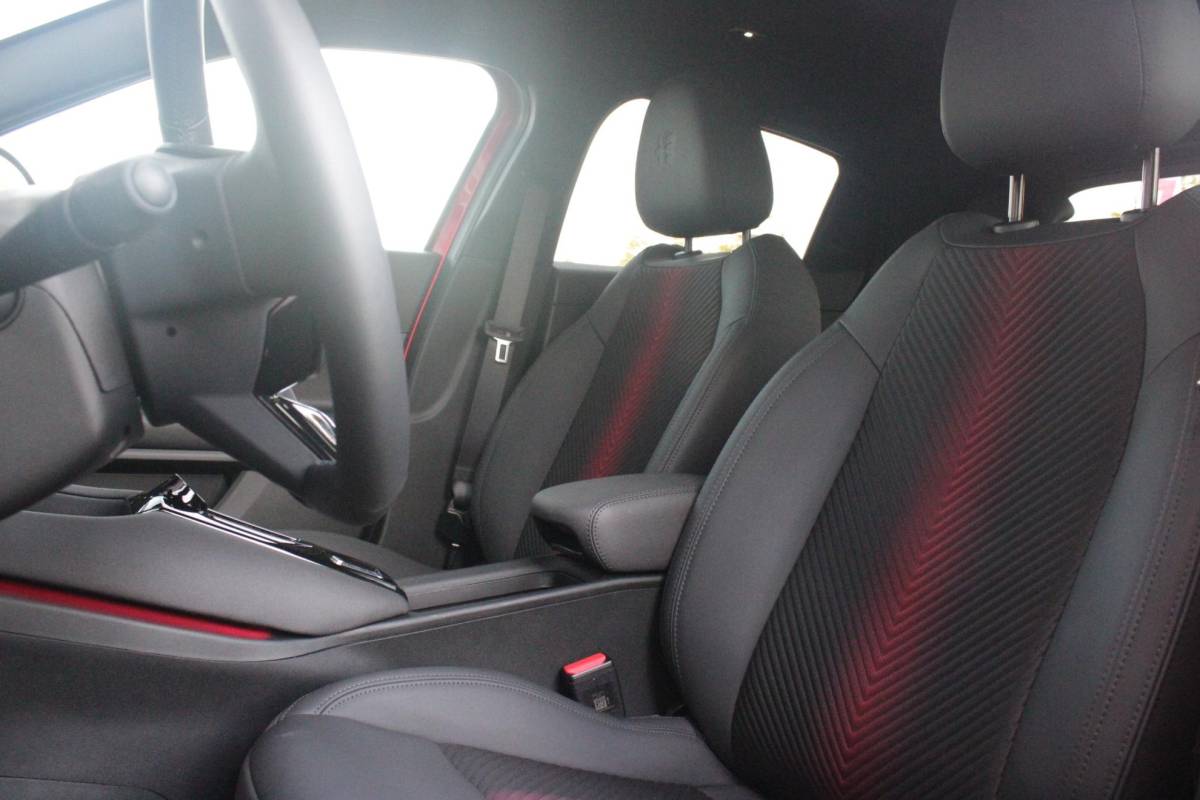 Alfa Romeo Junior Alfa Romeo Junior 1.2 145PK AUTOMAAT Hybrid IBRIDA TI | TECHNO PACK: (LED MATRIX KOPLAMPEN, DODEHOEK DETECTIE, ELEKTRISCH BEDIENBARE ACHTERKLEP, KEYLESS ENTRY, ACHTERUITRIJ CAMERA, PARKEERSENSOREN VOOR ACHTER EN ZIJKANT, DRAADLOZE TELEFOONLADER, LANE ASSIST, ADAPTIVE CRUISE CONTROL) | PACK TI: (ELEKTRISCH BEDIENBARE BESTUUDERSSTOEL, VERKEERSBORDEN WEERGAVE, GETINTE ACHTERRUITEN, SFEER VERLICHTING, GLANZEND ZWARTE BODYKIT, 10,25″ TOUCHSCREEN, LEDEREN STUURWIEL, VERSTELBARE KOFFERVLOER OP 3 NIVEAUS) | 18″ LICHTMETALEN VELGEN “FORI” | BRERA RED MET ZWART DAK | DRAADLOZE APPLE CARPLAY/ANDROID AUTO | NAVIGATIE | MASSAGE FUNCTIE OP DE BESTUURDERSSTOEL | STOEL VERWARMING |