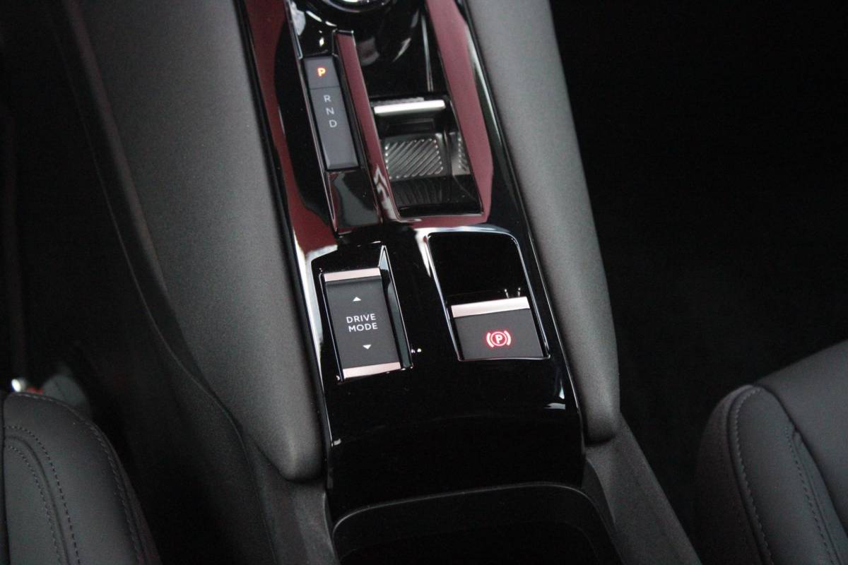 Alfa Romeo Junior Alfa Romeo Junior 1.2 145PK AUTOMAAT Hybrid IBRIDA TI | TECHNO PACK: (LED MATRIX KOPLAMPEN, DODEHOEK DETECTIE, ELEKTRISCH BEDIENBARE ACHTERKLEP, KEYLESS ENTRY, ACHTERUITRIJ CAMERA, PARKEERSENSOREN VOOR ACHTER EN ZIJKANT, DRAADLOZE TELEFOONLADER, LANE ASSIST, ADAPTIVE CRUISE CONTROL) | PACK TI: (ELEKTRISCH BEDIENBARE BESTUUDERSSTOEL, VERKEERSBORDEN WEERGAVE, GETINTE ACHTERRUITEN, SFEER VERLICHTING, GLANZEND ZWARTE BODYKIT, 10,25″ TOUCHSCREEN, LEDEREN STUURWIEL, VERSTELBARE KOFFERVLOER OP 3 NIVEAUS) | 18″ LICHTMETALEN VELGEN “FORI” | BRERA RED MET ZWART DAK | DRAADLOZE APPLE CARPLAY/ANDROID AUTO | NAVIGATIE | MASSAGE FUNCTIE OP DE BESTUURDERSSTOEL | STOEL VERWARMING |