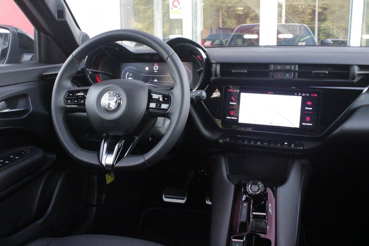 Alfa Romeo Junior Alfa Romeo Junior 1.2 145PK AUTOMAAT Hybrid IBRIDA TI | TECHNO PACK: (LED MATRIX KOPLAMPEN, DODEHOEK DETECTIE, ELEKTRISCH BEDIENBARE ACHTERKLEP, KEYLESS ENTRY, ACHTERUITRIJ CAMERA, PARKEERSENSOREN VOOR ACHTER EN ZIJKANT, DRAADLOZE TELEFOONLADER, LANE ASSIST, ADAPTIVE CRUISE CONTROL) | PACK TI: (ELEKTRISCH BEDIENBARE BESTUUDERSSTOEL, VERKEERSBORDEN WEERGAVE, GETINTE ACHTERRUITEN, SFEER VERLICHTING, GLANZEND ZWARTE BODYKIT, 10,25″ TOUCHSCREEN, LEDEREN STUURWIEL, VERSTELBARE KOFFERVLOER OP 3 NIVEAUS) | 18″ LICHTMETALEN VELGEN “FORI” | BRERA RED MET ZWART DAK | DRAADLOZE APPLE CARPLAY/ANDROID AUTO | NAVIGATIE | MASSAGE FUNCTIE OP DE BESTUURDERSSTOEL | STOEL VERWARMING |