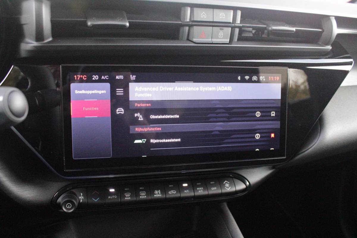 Alfa Romeo Junior Alfa Romeo Junior 1.2 145PK AUTOMAAT Hybrid IBRIDA TI | TECHNO PACK: (LED MATRIX KOPLAMPEN, DODEHOEK DETECTIE, ELEKTRISCH BEDIENBARE ACHTERKLEP, KEYLESS ENTRY, ACHTERUITRIJ CAMERA, PARKEERSENSOREN VOOR ACHTER EN ZIJKANT, DRAADLOZE TELEFOONLADER, LANE ASSIST, ADAPTIVE CRUISE CONTROL) | PACK TI: (ELEKTRISCH BEDIENBARE BESTUUDERSSTOEL, VERKEERSBORDEN WEERGAVE, GETINTE ACHTERRUITEN, SFEER VERLICHTING, GLANZEND ZWARTE BODYKIT, 10,25″ TOUCHSCREEN, LEDEREN STUURWIEL, VERSTELBARE KOFFERVLOER OP 3 NIVEAUS) | 18″ LICHTMETALEN VELGEN “FORI” | BRERA RED MET ZWART DAK | DRAADLOZE APPLE CARPLAY/ANDROID AUTO | NAVIGATIE | MASSAGE FUNCTIE OP DE BESTUURDERSSTOEL | STOEL VERWARMING |