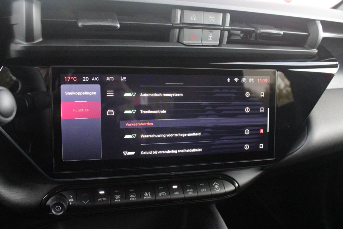 Alfa Romeo Junior Alfa Romeo Junior 1.2 145PK AUTOMAAT Hybrid IBRIDA TI | TECHNO PACK: (LED MATRIX KOPLAMPEN, DODEHOEK DETECTIE, ELEKTRISCH BEDIENBARE ACHTERKLEP, KEYLESS ENTRY, ACHTERUITRIJ CAMERA, PARKEERSENSOREN VOOR ACHTER EN ZIJKANT, DRAADLOZE TELEFOONLADER, LANE ASSIST, ADAPTIVE CRUISE CONTROL) | PACK TI: (ELEKTRISCH BEDIENBARE BESTUUDERSSTOEL, VERKEERSBORDEN WEERGAVE, GETINTE ACHTERRUITEN, SFEER VERLICHTING, GLANZEND ZWARTE BODYKIT, 10,25″ TOUCHSCREEN, LEDEREN STUURWIEL, VERSTELBARE KOFFERVLOER OP 3 NIVEAUS) | 18″ LICHTMETALEN VELGEN “FORI” | BRERA RED MET ZWART DAK | DRAADLOZE APPLE CARPLAY/ANDROID AUTO | NAVIGATIE | MASSAGE FUNCTIE OP DE BESTUURDERSSTOEL | STOEL VERWARMING |