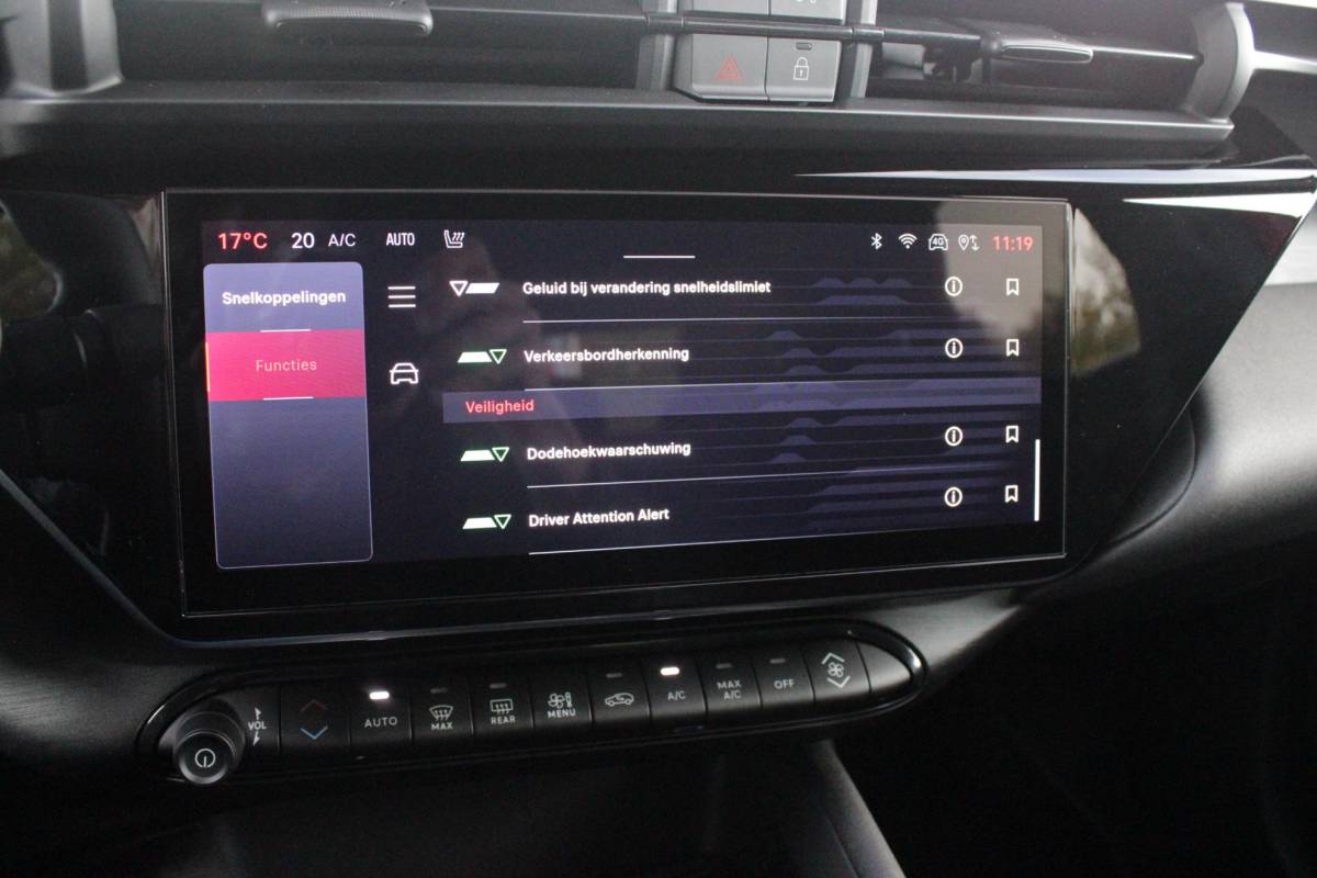 Alfa Romeo Junior Alfa Romeo Junior 1.2 145PK AUTOMAAT Hybrid IBRIDA TI | TECHNO PACK: (LED MATRIX KOPLAMPEN, DODEHOEK DETECTIE, ELEKTRISCH BEDIENBARE ACHTERKLEP, KEYLESS ENTRY, ACHTERUITRIJ CAMERA, PARKEERSENSOREN VOOR ACHTER EN ZIJKANT, DRAADLOZE TELEFOONLADER, LANE ASSIST, ADAPTIVE CRUISE CONTROL) | PACK TI: (ELEKTRISCH BEDIENBARE BESTUUDERSSTOEL, VERKEERSBORDEN WEERGAVE, GETINTE ACHTERRUITEN, SFEER VERLICHTING, GLANZEND ZWARTE BODYKIT, 10,25″ TOUCHSCREEN, LEDEREN STUURWIEL, VERSTELBARE KOFFERVLOER OP 3 NIVEAUS) | 18″ LICHTMETALEN VELGEN “FORI” | BRERA RED MET ZWART DAK | DRAADLOZE APPLE CARPLAY/ANDROID AUTO | NAVIGATIE | MASSAGE FUNCTIE OP DE BESTUURDERSSTOEL | STOEL VERWARMING |