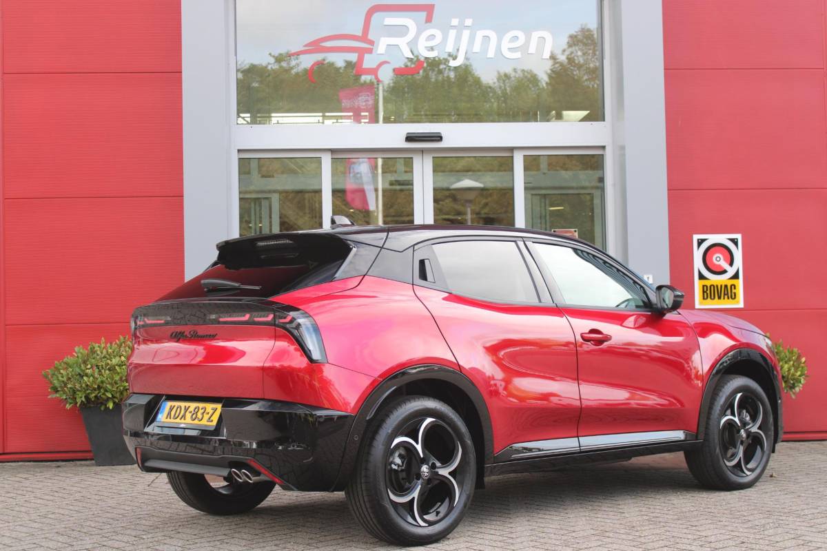 Alfa Romeo Junior Alfa Romeo Junior 1.2 145PK AUTOMAAT Hybrid IBRIDA TI | TECHNO PACK: (LED MATRIX KOPLAMPEN, DODEHOEK DETECTIE, ELEKTRISCH BEDIENBARE ACHTERKLEP, KEYLESS ENTRY, ACHTERUITRIJ CAMERA, PARKEERSENSOREN VOOR ACHTER EN ZIJKANT, DRAADLOZE TELEFOONLADER, LANE ASSIST, ADAPTIVE CRUISE CONTROL) | PACK TI: (ELEKTRISCH BEDIENBARE BESTUUDERSSTOEL, VERKEERSBORDEN WEERGAVE, GETINTE ACHTERRUITEN, SFEER VERLICHTING, GLANZEND ZWARTE BODYKIT, 10,25″ TOUCHSCREEN, LEDEREN STUURWIEL, VERSTELBARE KOFFERVLOER OP 3 NIVEAUS) | 18″ LICHTMETALEN VELGEN “FORI” | BRERA RED MET ZWART DAK | DRAADLOZE APPLE CARPLAY/ANDROID AUTO | NAVIGATIE | MASSAGE FUNCTIE OP DE BESTUURDERSSTOEL | STOEL VERWARMING |