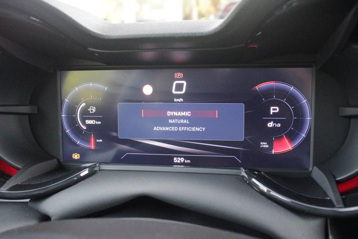 Alfa Romeo Junior Alfa Romeo Junior 1.2 145PK AUTOMAAT Hybrid IBRIDA TI | TECHNO PACK: (LED MATRIX KOPLAMPEN, DODEHOEK DETECTIE, ELEKTRISCH BEDIENBARE ACHTERKLEP, KEYLESS ENTRY, ACHTERUITRIJ CAMERA, PARKEERSENSOREN VOOR ACHTER EN ZIJKANT, DRAADLOZE TELEFOONLADER, LANE ASSIST, ADAPTIVE CRUISE CONTROL) | PACK TI: (ELEKTRISCH BEDIENBARE BESTUUDERSSTOEL, VERKEERSBORDEN WEERGAVE, GETINTE ACHTERRUITEN, SFEER VERLICHTING, GLANZEND ZWARTE BODYKIT, 10,25″ TOUCHSCREEN, LEDEREN STUURWIEL, VERSTELBARE KOFFERVLOER OP 3 NIVEAUS) | 18″ LICHTMETALEN VELGEN “FORI” | BRERA RED MET ZWART DAK | DRAADLOZE APPLE CARPLAY/ANDROID AUTO | NAVIGATIE | MASSAGE FUNCTIE OP DE BESTUURDERSSTOEL | STOEL VERWARMING |