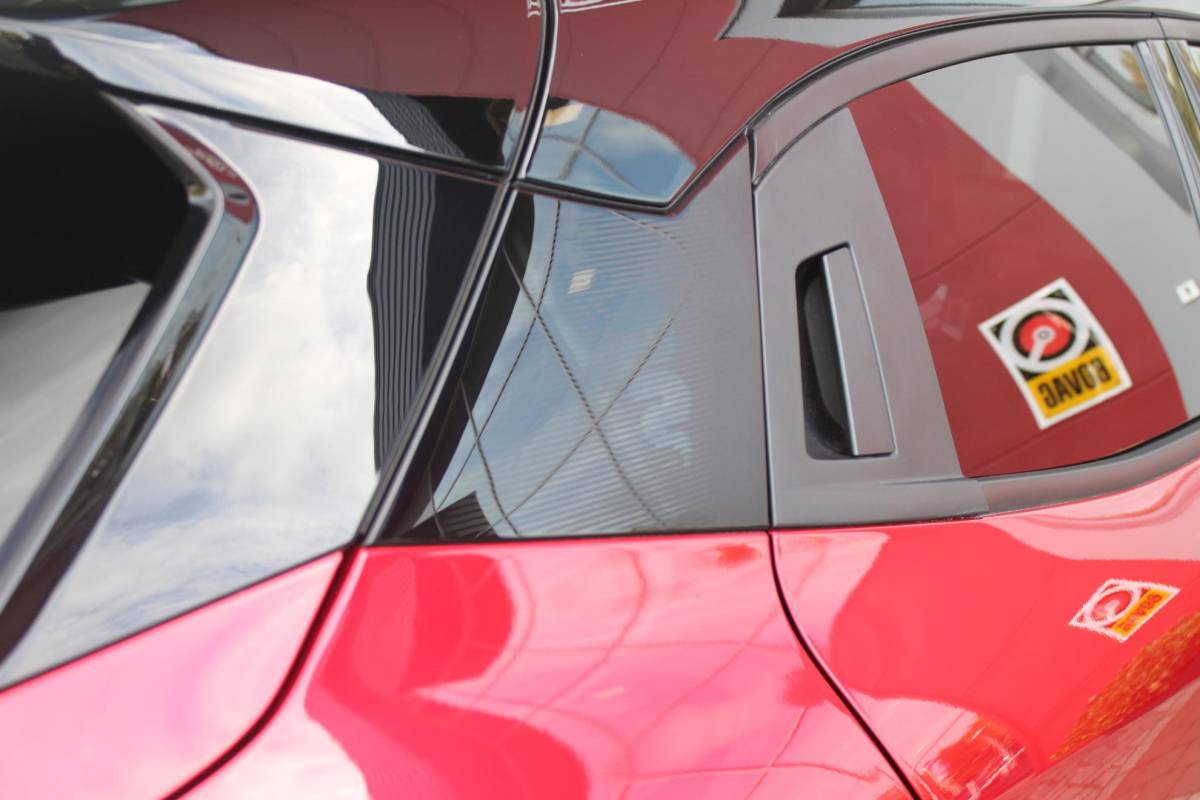 Alfa Romeo Junior Alfa Romeo Junior 1.2 145PK AUTOMAAT Hybrid IBRIDA TI | TECHNO PACK: (LED MATRIX KOPLAMPEN, DODEHOEK DETECTIE, ELEKTRISCH BEDIENBARE ACHTERKLEP, KEYLESS ENTRY, ACHTERUITRIJ CAMERA, PARKEERSENSOREN VOOR ACHTER EN ZIJKANT, DRAADLOZE TELEFOONLADER, LANE ASSIST, ADAPTIVE CRUISE CONTROL) | PACK TI: (ELEKTRISCH BEDIENBARE BESTUUDERSSTOEL, VERKEERSBORDEN WEERGAVE, GETINTE ACHTERRUITEN, SFEER VERLICHTING, GLANZEND ZWARTE BODYKIT, 10,25″ TOUCHSCREEN, LEDEREN STUURWIEL, VERSTELBARE KOFFERVLOER OP 3 NIVEAUS) | 18″ LICHTMETALEN VELGEN “FORI” | BRERA RED MET ZWART DAK | DRAADLOZE APPLE CARPLAY/ANDROID AUTO | NAVIGATIE | MASSAGE FUNCTIE OP DE BESTUURDERSSTOEL | STOEL VERWARMING |