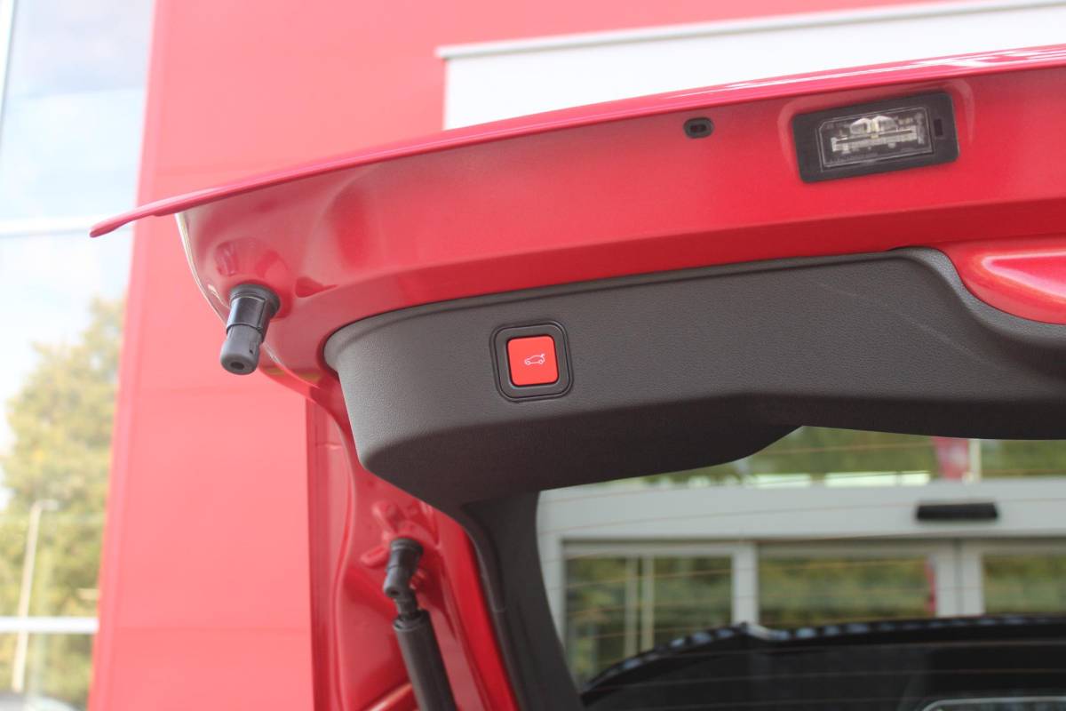 Alfa Romeo Junior Alfa Romeo Junior 1.2 145PK AUTOMAAT Hybrid IBRIDA TI | TECHNO PACK: (LED MATRIX KOPLAMPEN, DODEHOEK DETECTIE, ELEKTRISCH BEDIENBARE ACHTERKLEP, KEYLESS ENTRY, ACHTERUITRIJ CAMERA, PARKEERSENSOREN VOOR ACHTER EN ZIJKANT, DRAADLOZE TELEFOONLADER, LANE ASSIST, ADAPTIVE CRUISE CONTROL) | PACK TI: (ELEKTRISCH BEDIENBARE BESTUUDERSSTOEL, VERKEERSBORDEN WEERGAVE, GETINTE ACHTERRUITEN, SFEER VERLICHTING, GLANZEND ZWARTE BODYKIT, 10,25″ TOUCHSCREEN, LEDEREN STUURWIEL, VERSTELBARE KOFFERVLOER OP 3 NIVEAUS) | 18″ LICHTMETALEN VELGEN “FORI” | BRERA RED MET ZWART DAK | DRAADLOZE APPLE CARPLAY/ANDROID AUTO | NAVIGATIE | MASSAGE FUNCTIE OP DE BESTUURDERSSTOEL | STOEL VERWARMING |