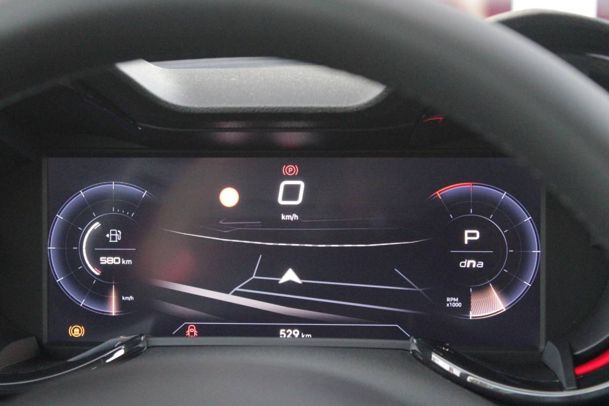 Alfa Romeo Junior Alfa Romeo Junior 1.2 145PK AUTOMAAT Hybrid IBRIDA TI | TECHNO PACK: (LED MATRIX KOPLAMPEN, DODEHOEK DETECTIE, ELEKTRISCH BEDIENBARE ACHTERKLEP, KEYLESS ENTRY, ACHTERUITRIJ CAMERA, PARKEERSENSOREN VOOR ACHTER EN ZIJKANT, DRAADLOZE TELEFOONLADER, LANE ASSIST, ADAPTIVE CRUISE CONTROL) | PACK TI: (ELEKTRISCH BEDIENBARE BESTUUDERSSTOEL, VERKEERSBORDEN WEERGAVE, GETINTE ACHTERRUITEN, SFEER VERLICHTING, GLANZEND ZWARTE BODYKIT, 10,25″ TOUCHSCREEN, LEDEREN STUURWIEL, VERSTELBARE KOFFERVLOER OP 3 NIVEAUS) | 18″ LICHTMETALEN VELGEN “FORI” | BRERA RED MET ZWART DAK | DRAADLOZE APPLE CARPLAY/ANDROID AUTO | NAVIGATIE | MASSAGE FUNCTIE OP DE BESTUURDERSSTOEL | STOEL VERWARMING |