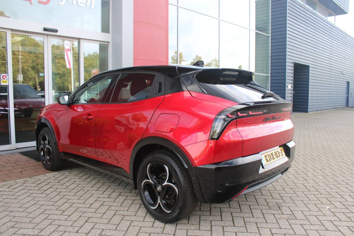 Alfa Romeo Junior Alfa Romeo Junior 1.2 145PK AUTOMAAT Hybrid IBRIDA TI | TECHNO PACK: (LED MATRIX KOPLAMPEN, DODEHOEK DETECTIE, ELEKTRISCH BEDIENBARE ACHTERKLEP, KEYLESS ENTRY, ACHTERUITRIJ CAMERA, PARKEERSENSOREN VOOR ACHTER EN ZIJKANT, DRAADLOZE TELEFOONLADER, LANE ASSIST, ADAPTIVE CRUISE CONTROL) | PACK TI: (ELEKTRISCH BEDIENBARE BESTUUDERSSTOEL, VERKEERSBORDEN WEERGAVE, GETINTE ACHTERRUITEN, SFEER VERLICHTING, GLANZEND ZWARTE BODYKIT, 10,25″ TOUCHSCREEN, LEDEREN STUURWIEL, VERSTELBARE KOFFERVLOER OP 3 NIVEAUS) | 18″ LICHTMETALEN VELGEN “FORI” | BRERA RED MET ZWART DAK | DRAADLOZE APPLE CARPLAY/ANDROID AUTO | NAVIGATIE | MASSAGE FUNCTIE OP DE BESTUURDERSSTOEL | STOEL VERWARMING |