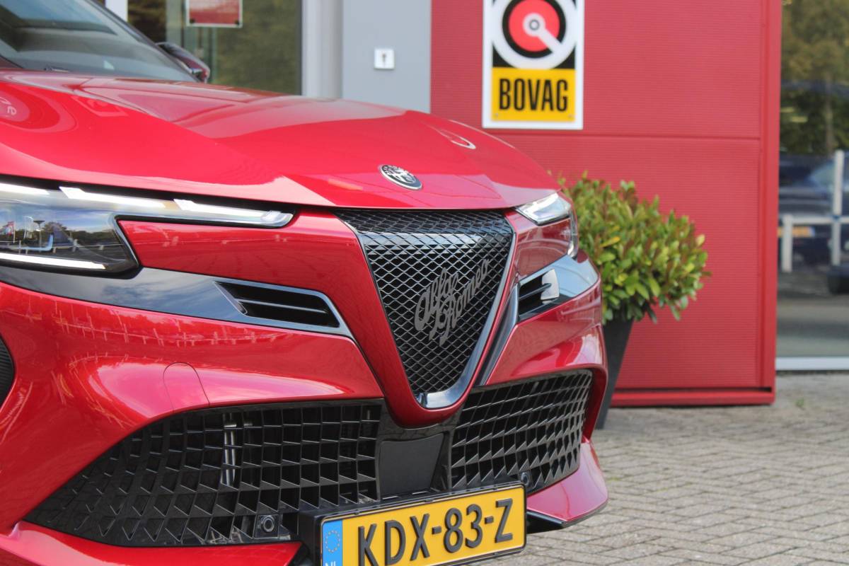 Alfa Romeo Junior Alfa Romeo Junior 1.2 145PK AUTOMAAT Hybrid IBRIDA TI | TECHNO PACK: (LED MATRIX KOPLAMPEN, DODEHOEK DETECTIE, ELEKTRISCH BEDIENBARE ACHTERKLEP, KEYLESS ENTRY, ACHTERUITRIJ CAMERA, PARKEERSENSOREN VOOR ACHTER EN ZIJKANT, DRAADLOZE TELEFOONLADER, LANE ASSIST, ADAPTIVE CRUISE CONTROL) | PACK TI: (ELEKTRISCH BEDIENBARE BESTUUDERSSTOEL, VERKEERSBORDEN WEERGAVE, GETINTE ACHTERRUITEN, SFEER VERLICHTING, GLANZEND ZWARTE BODYKIT, 10,25″ TOUCHSCREEN, LEDEREN STUURWIEL, VERSTELBARE KOFFERVLOER OP 3 NIVEAUS) | 18″ LICHTMETALEN VELGEN “FORI” | BRERA RED MET ZWART DAK | DRAADLOZE APPLE CARPLAY/ANDROID AUTO | NAVIGATIE | MASSAGE FUNCTIE OP DE BESTUURDERSSTOEL | STOEL VERWARMING |