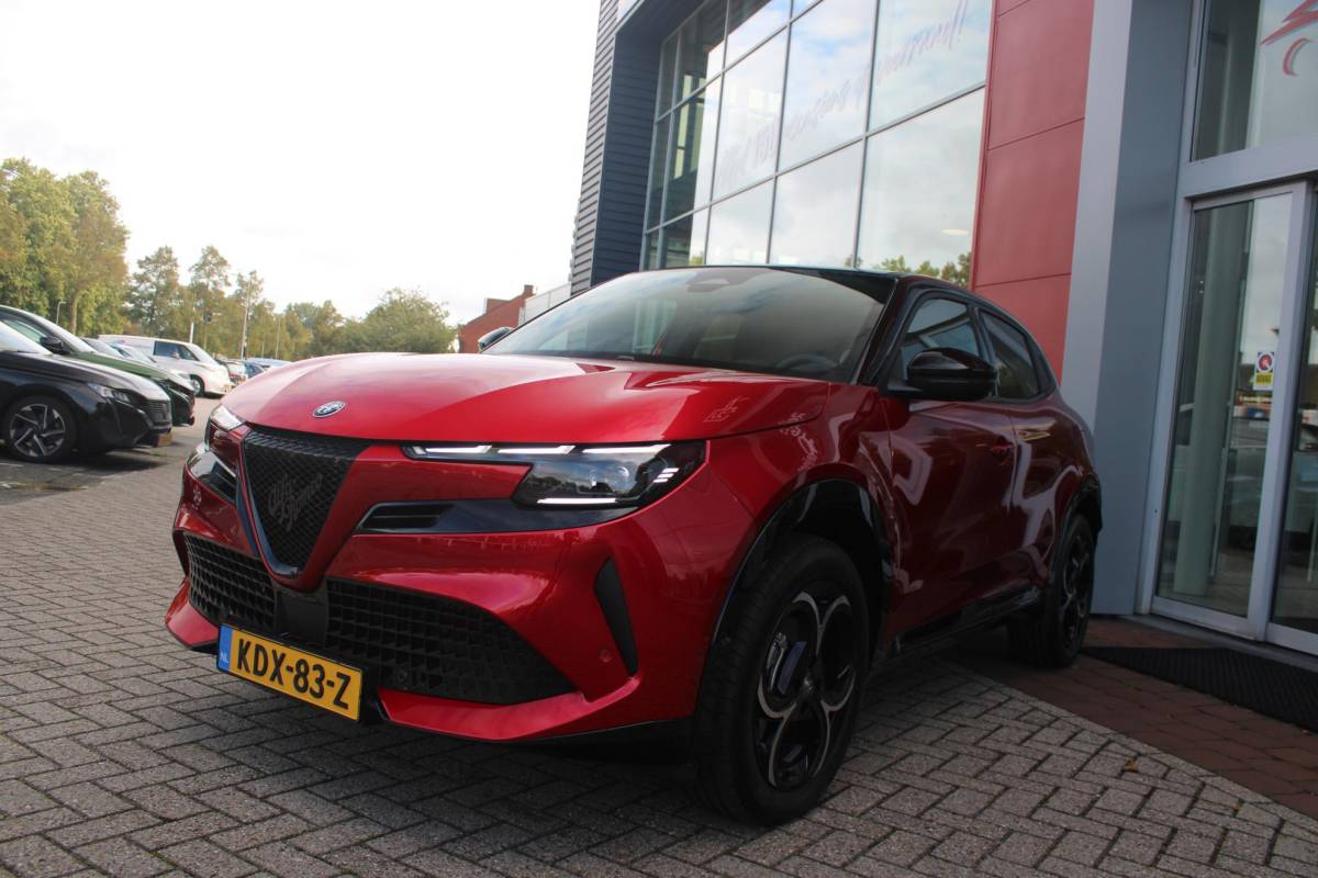 Alfa Romeo Junior Alfa Romeo Junior 1.2 145PK AUTOMAAT Hybrid IBRIDA TI | TECHNO PACK: (LED MATRIX KOPLAMPEN, DODEHOEK DETECTIE, ELEKTRISCH BEDIENBARE ACHTERKLEP, KEYLESS ENTRY, ACHTERUITRIJ CAMERA, PARKEERSENSOREN VOOR ACHTER EN ZIJKANT, DRAADLOZE TELEFOONLADER, LANE ASSIST, ADAPTIVE CRUISE CONTROL) | PACK TI: (ELEKTRISCH BEDIENBARE BESTUUDERSSTOEL, VERKEERSBORDEN WEERGAVE, GETINTE ACHTERRUITEN, SFEER VERLICHTING, GLANZEND ZWARTE BODYKIT, 10,25″ TOUCHSCREEN, LEDEREN STUURWIEL, VERSTELBARE KOFFERVLOER OP 3 NIVEAUS) | 18″ LICHTMETALEN VELGEN “FORI” | BRERA RED MET ZWART DAK | DRAADLOZE APPLE CARPLAY/ANDROID AUTO | NAVIGATIE | MASSAGE FUNCTIE OP DE BESTUURDERSSTOEL | STOEL VERWARMING |