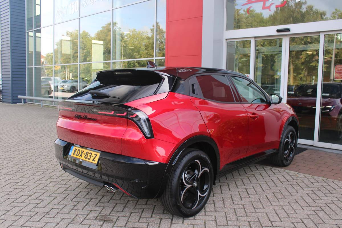 Alfa Romeo Junior Alfa Romeo Junior 1.2 145PK AUTOMAAT Hybrid IBRIDA TI | TECHNO PACK: (LED MATRIX KOPLAMPEN, DODEHOEK DETECTIE, ELEKTRISCH BEDIENBARE ACHTERKLEP, KEYLESS ENTRY, ACHTERUITRIJ CAMERA, PARKEERSENSOREN VOOR ACHTER EN ZIJKANT, DRAADLOZE TELEFOONLADER, LANE ASSIST, ADAPTIVE CRUISE CONTROL) | PACK TI: (ELEKTRISCH BEDIENBARE BESTUUDERSSTOEL, VERKEERSBORDEN WEERGAVE, GETINTE ACHTERRUITEN, SFEER VERLICHTING, GLANZEND ZWARTE BODYKIT, 10,25″ TOUCHSCREEN, LEDEREN STUURWIEL, VERSTELBARE KOFFERVLOER OP 3 NIVEAUS) | 18″ LICHTMETALEN VELGEN “FORI” | BRERA RED MET ZWART DAK | DRAADLOZE APPLE CARPLAY/ANDROID AUTO | NAVIGATIE | MASSAGE FUNCTIE OP DE BESTUURDERSSTOEL | STOEL VERWARMING |