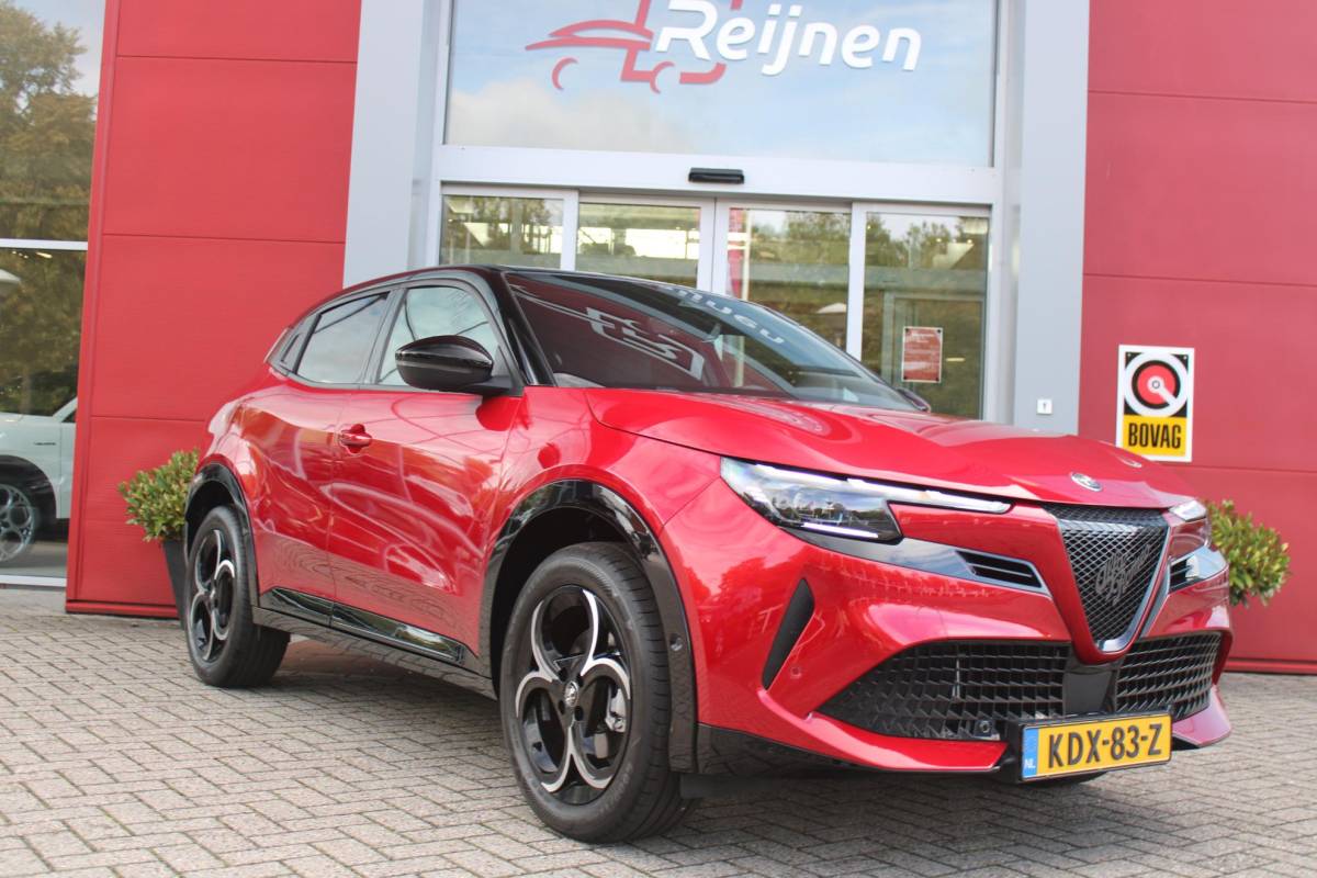 Alfa Romeo Junior Alfa Romeo Junior 1.2 145PK AUTOMAAT Hybrid IBRIDA TI | TECHNO PACK: (LED MATRIX KOPLAMPEN, DODEHOEK DETECTIE, ELEKTRISCH BEDIENBARE ACHTERKLEP, KEYLESS ENTRY, ACHTERUITRIJ CAMERA, PARKEERSENSOREN VOOR ACHTER EN ZIJKANT, DRAADLOZE TELEFOONLADER, LANE ASSIST, ADAPTIVE CRUISE CONTROL) | PACK TI: (ELEKTRISCH BEDIENBARE BESTUUDERSSTOEL, VERKEERSBORDEN WEERGAVE, GETINTE ACHTERRUITEN, SFEER VERLICHTING, GLANZEND ZWARTE BODYKIT, 10,25″ TOUCHSCREEN, LEDEREN STUURWIEL, VERSTELBARE KOFFERVLOER OP 3 NIVEAUS) | 18″ LICHTMETALEN VELGEN “FORI” | BRERA RED MET ZWART DAK | DRAADLOZE APPLE CARPLAY/ANDROID AUTO | NAVIGATIE | MASSAGE FUNCTIE OP DE BESTUURDERSSTOEL | STOEL VERWARMING |