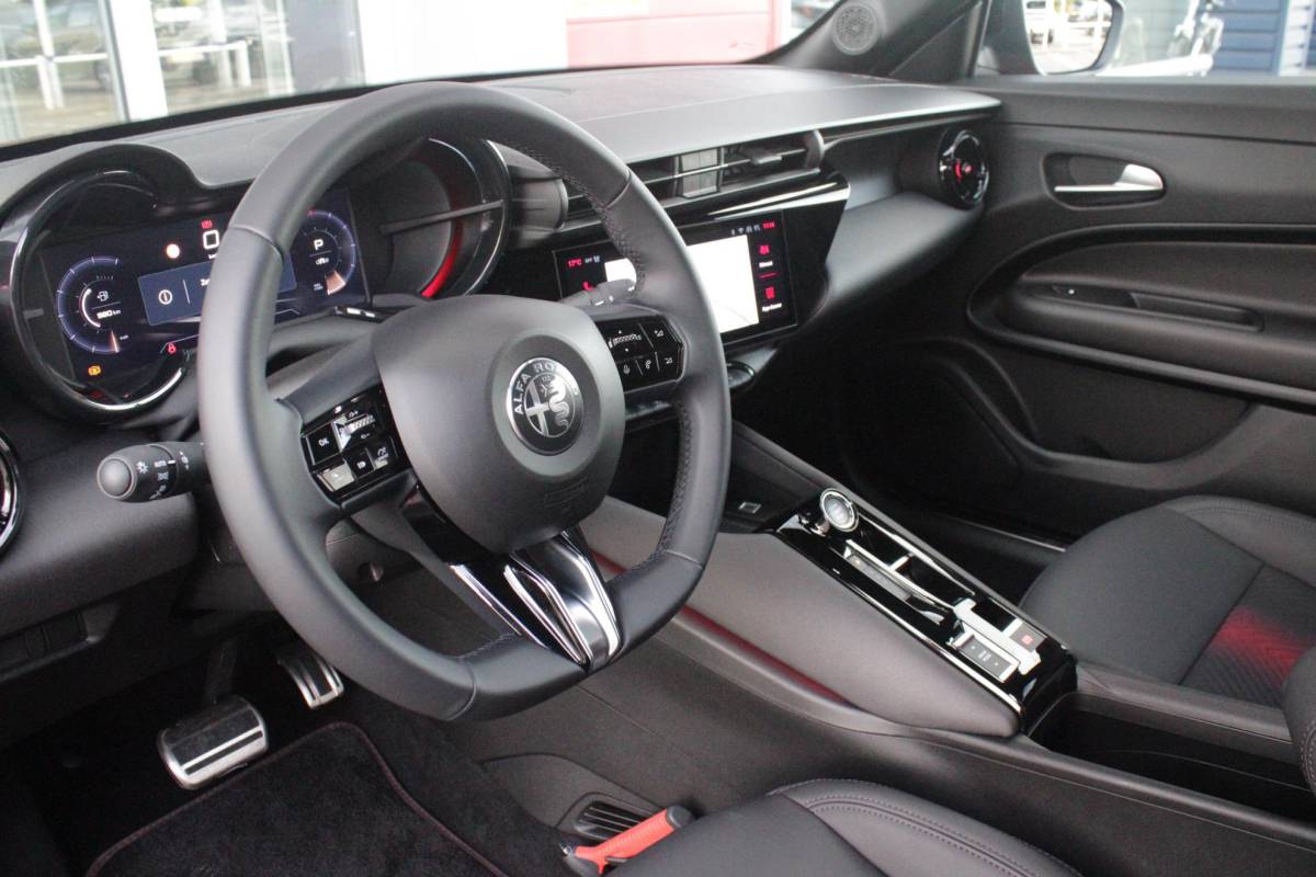Alfa Romeo Junior Alfa Romeo Junior 1.2 145PK AUTOMAAT Hybrid IBRIDA TI | TECHNO PACK: (LED MATRIX KOPLAMPEN, DODEHOEK DETECTIE, ELEKTRISCH BEDIENBARE ACHTERKLEP, KEYLESS ENTRY, ACHTERUITRIJ CAMERA, PARKEERSENSOREN VOOR ACHTER EN ZIJKANT, DRAADLOZE TELEFOONLADER, LANE ASSIST, ADAPTIVE CRUISE CONTROL) | PACK TI: (ELEKTRISCH BEDIENBARE BESTUUDERSSTOEL, VERKEERSBORDEN WEERGAVE, GETINTE ACHTERRUITEN, SFEER VERLICHTING, GLANZEND ZWARTE BODYKIT, 10,25″ TOUCHSCREEN, LEDEREN STUURWIEL, VERSTELBARE KOFFERVLOER OP 3 NIVEAUS) | 18″ LICHTMETALEN VELGEN “FORI” | BRERA RED MET ZWART DAK | DRAADLOZE APPLE CARPLAY/ANDROID AUTO | NAVIGATIE | MASSAGE FUNCTIE OP DE BESTUURDERSSTOEL | STOEL VERWARMING |