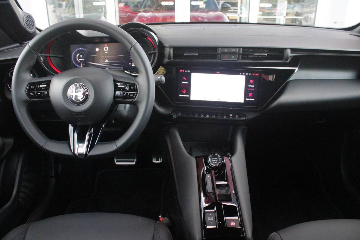 Alfa Romeo Junior Alfa Romeo Junior 1.2 145PK AUTOMAAT Hybrid IBRIDA TI | TECHNO PACK: (LED MATRIX KOPLAMPEN, DODEHOEK DETECTIE, ELEKTRISCH BEDIENBARE ACHTERKLEP, KEYLESS ENTRY, ACHTERUITRIJ CAMERA, PARKEERSENSOREN VOOR ACHTER EN ZIJKANT, DRAADLOZE TELEFOONLADER, LANE ASSIST, ADAPTIVE CRUISE CONTROL) | PACK TI: (ELEKTRISCH BEDIENBARE BESTUUDERSSTOEL, VERKEERSBORDEN WEERGAVE, GETINTE ACHTERRUITEN, SFEER VERLICHTING, GLANZEND ZWARTE BODYKIT, 10,25″ TOUCHSCREEN, LEDEREN STUURWIEL, VERSTELBARE KOFFERVLOER OP 3 NIVEAUS) | 18″ LICHTMETALEN VELGEN “FORI” | BRERA RED MET ZWART DAK | DRAADLOZE APPLE CARPLAY/ANDROID AUTO | NAVIGATIE | MASSAGE FUNCTIE OP DE BESTUURDERSSTOEL | STOEL VERWARMING |