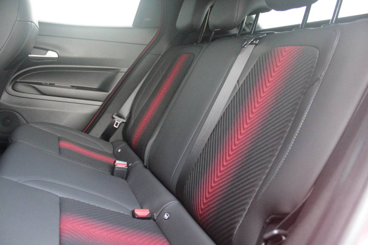 Alfa Romeo Junior Alfa Romeo Junior 1.2 145PK AUTOMAAT Hybrid IBRIDA TI | TECHNO PACK: (LED MATRIX KOPLAMPEN, DODEHOEK DETECTIE, ELEKTRISCH BEDIENBARE ACHTERKLEP, KEYLESS ENTRY, ACHTERUITRIJ CAMERA, PARKEERSENSOREN VOOR ACHTER EN ZIJKANT, DRAADLOZE TELEFOONLADER, LANE ASSIST, ADAPTIVE CRUISE CONTROL) | PACK TI: (ELEKTRISCH BEDIENBARE BESTUUDERSSTOEL, VERKEERSBORDEN WEERGAVE, GETINTE ACHTERRUITEN, SFEER VERLICHTING, GLANZEND ZWARTE BODYKIT, 10,25″ TOUCHSCREEN, LEDEREN STUURWIEL, VERSTELBARE KOFFERVLOER OP 3 NIVEAUS) | 18″ LICHTMETALEN VELGEN “FORI” | BRERA RED MET ZWART DAK | DRAADLOZE APPLE CARPLAY/ANDROID AUTO | NAVIGATIE | MASSAGE FUNCTIE OP DE BESTUURDERSSTOEL | STOEL VERWARMING |