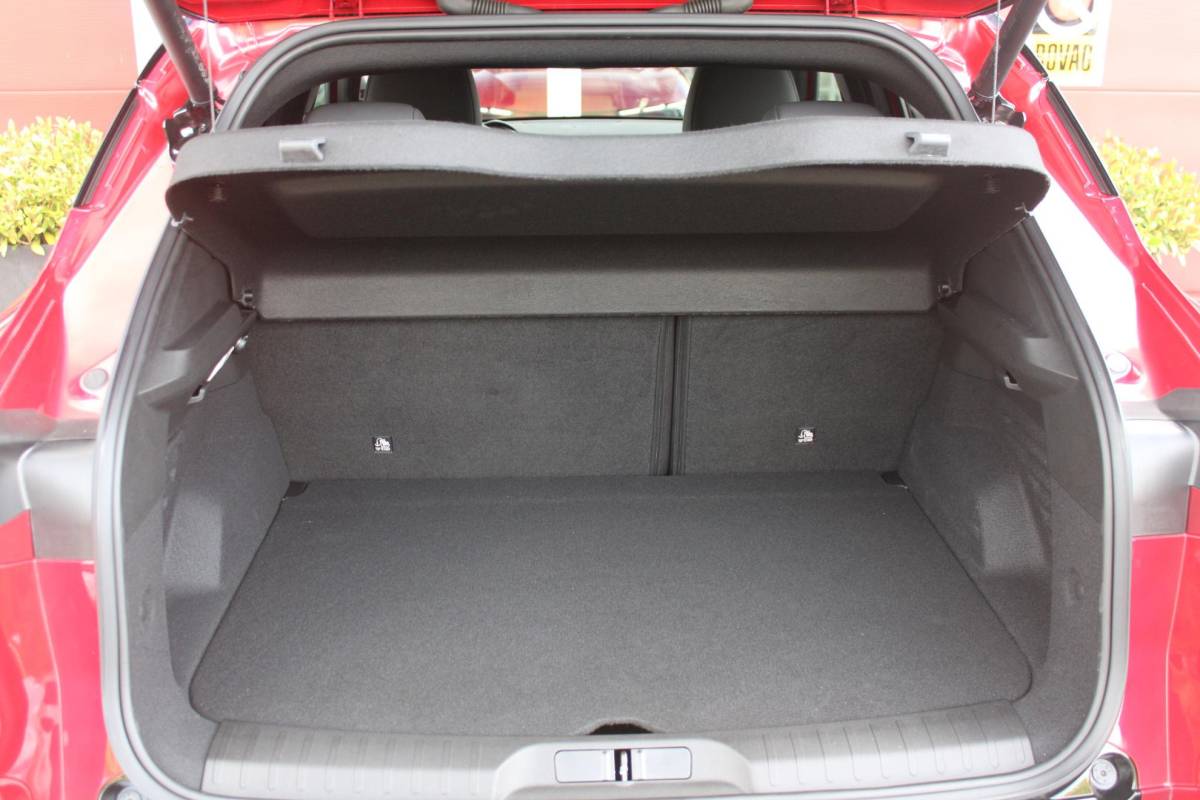 Alfa Romeo Junior Alfa Romeo Junior 1.2 145PK AUTOMAAT Hybrid IBRIDA TI | TECHNO PACK: (LED MATRIX KOPLAMPEN, DODEHOEK DETECTIE, ELEKTRISCH BEDIENBARE ACHTERKLEP, KEYLESS ENTRY, ACHTERUITRIJ CAMERA, PARKEERSENSOREN VOOR ACHTER EN ZIJKANT, DRAADLOZE TELEFOONLADER, LANE ASSIST, ADAPTIVE CRUISE CONTROL) | PACK TI: (ELEKTRISCH BEDIENBARE BESTUUDERSSTOEL, VERKEERSBORDEN WEERGAVE, GETINTE ACHTERRUITEN, SFEER VERLICHTING, GLANZEND ZWARTE BODYKIT, 10,25″ TOUCHSCREEN, LEDEREN STUURWIEL, VERSTELBARE KOFFERVLOER OP 3 NIVEAUS) | 18″ LICHTMETALEN VELGEN “FORI” | BRERA RED MET ZWART DAK | DRAADLOZE APPLE CARPLAY/ANDROID AUTO | NAVIGATIE | MASSAGE FUNCTIE OP DE BESTUURDERSSTOEL | STOEL VERWARMING |