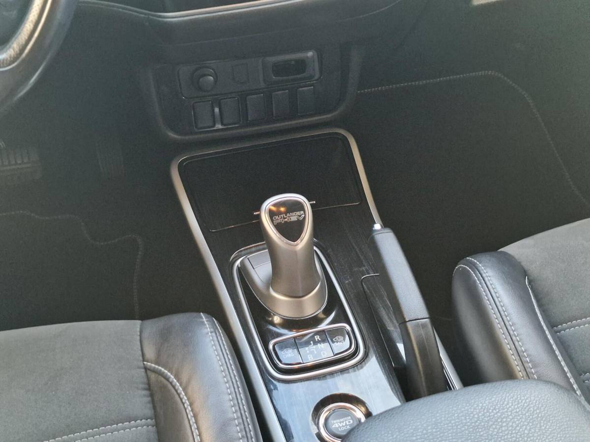 Mitsubishi Outlander Mitsubishi Outlander 2.0 PHEV Executive Edition|New-Type|Trekhaak|Camera|Clima|Cruise|PDC|