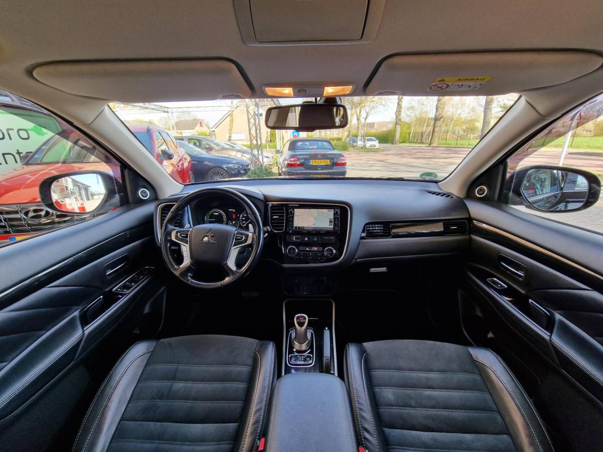 Mitsubishi Outlander Mitsubishi Outlander 2.0 PHEV Executive Edition|New-Type|Trekhaak|Camera|Clima|Cruise|PDC|