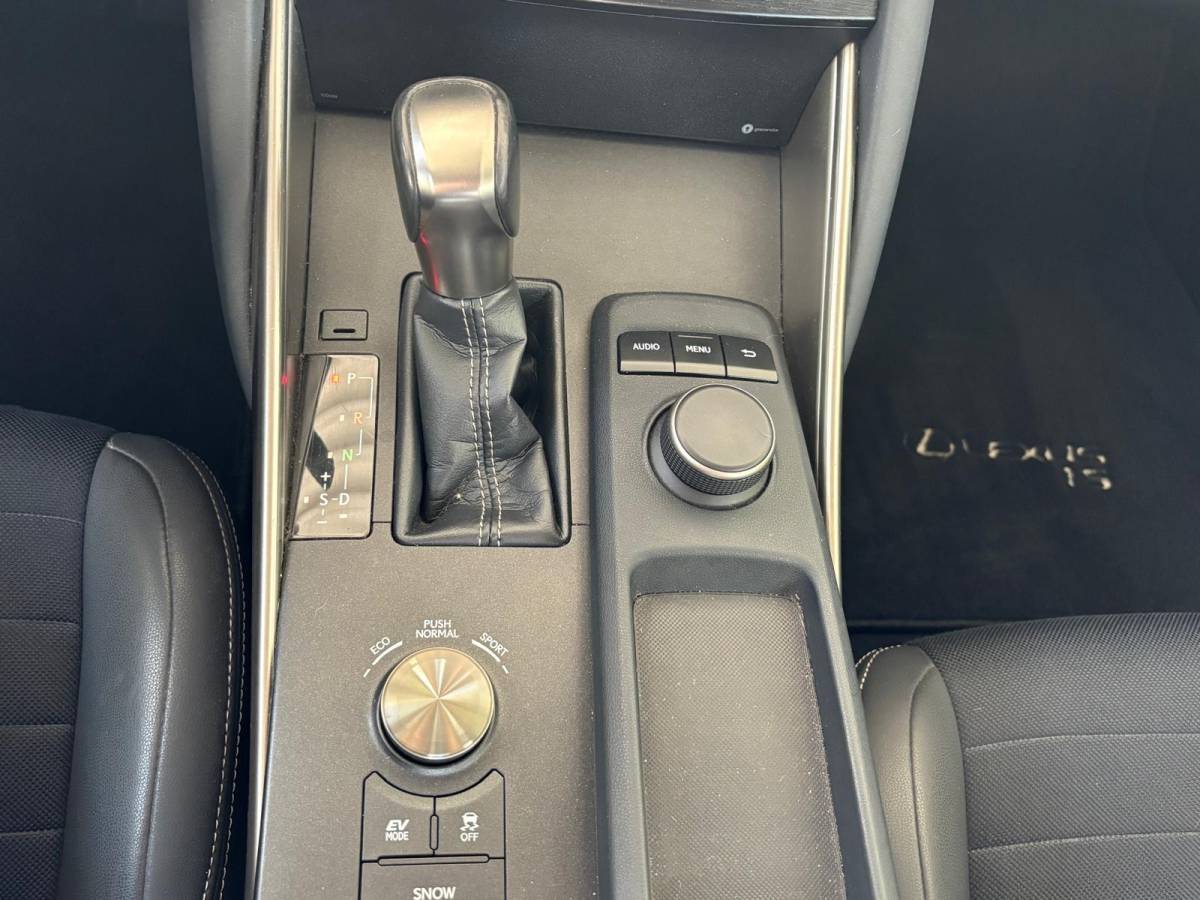 Lexus IS Lexus IS 300h Hybrid Business Line | Navi | Clima | NAP | Orig. NL |