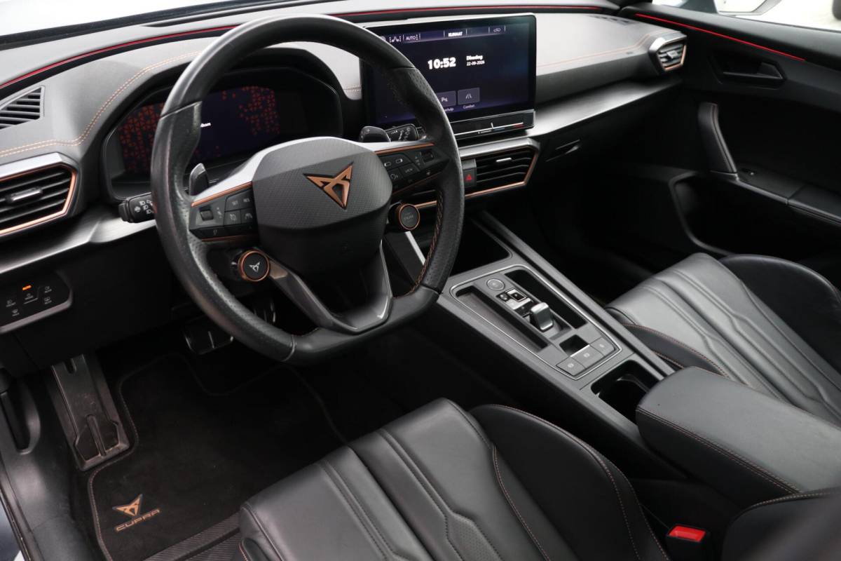 CUPRA Formentor CUPRA Formentor 1.4 e-Hybrid 245PK VZ Performance Panodak Carbon Schaalzetels Matrix-Beam AdaptiveCruise Led Stoelverw AppleCarplay 32000KM BJ2024