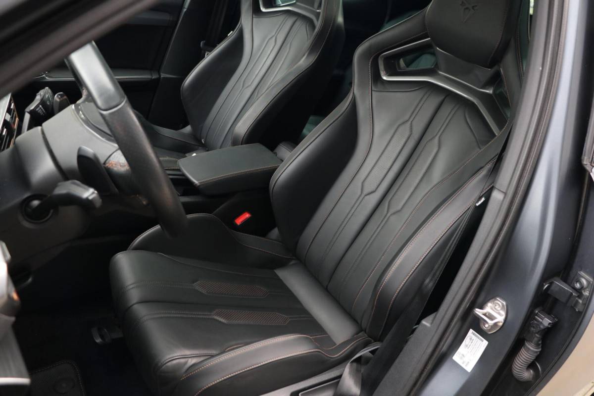CUPRA Formentor CUPRA Formentor 1.4 e-Hybrid 245PK VZ Performance Panodak Carbon Schaalzetels Matrix-Beam AdaptiveCruise Led Stoelverw AppleCarplay 32000KM BJ2024