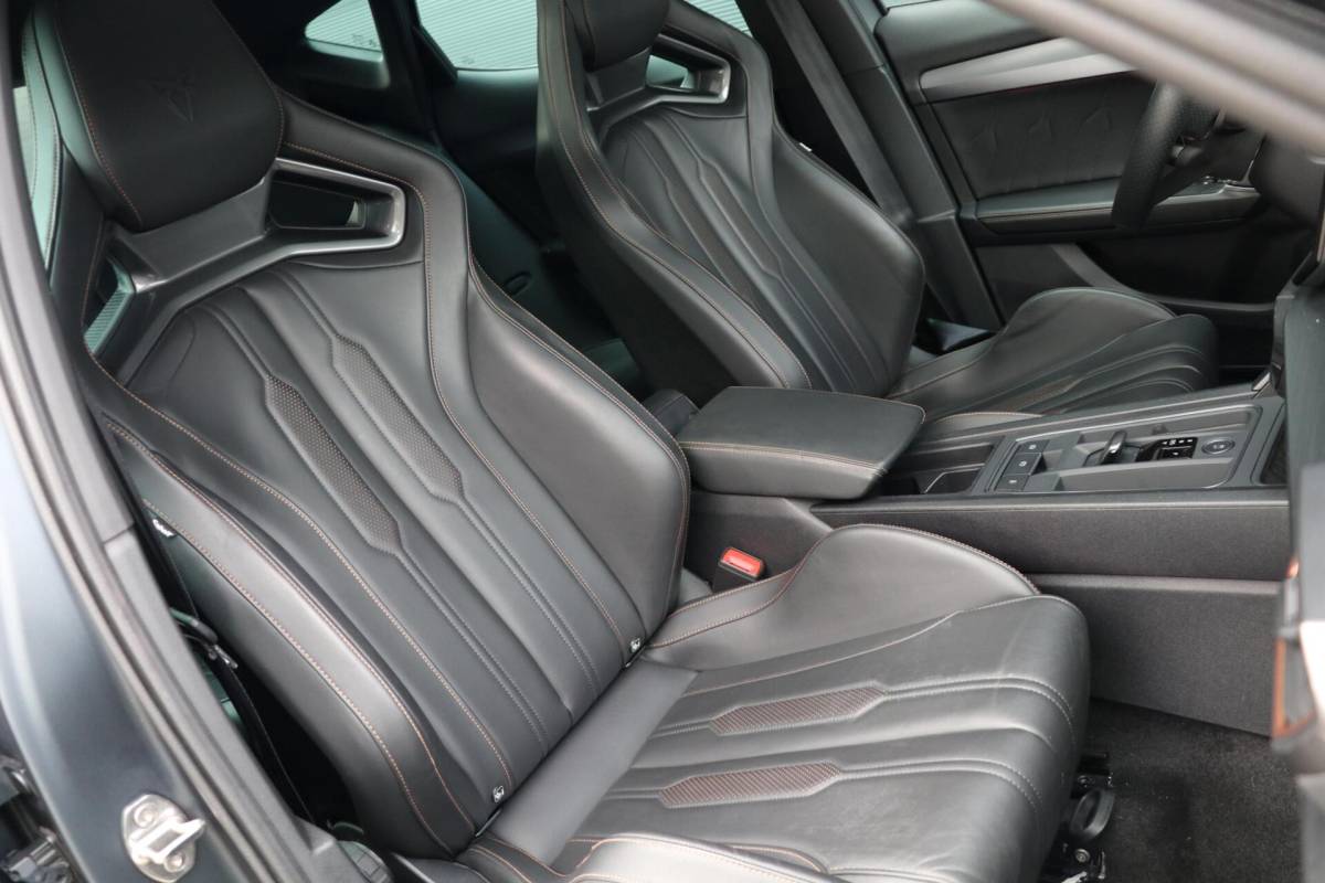 CUPRA Formentor CUPRA Formentor 1.4 e-Hybrid 245PK VZ Performance Panodak Carbon Schaalzetels Matrix-Beam AdaptiveCruise Led Stoelverw AppleCarplay 32000KM BJ2024