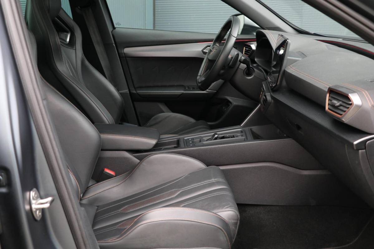 CUPRA Formentor CUPRA Formentor 1.4 e-Hybrid 245PK VZ Performance Panodak Carbon Schaalzetels Matrix-Beam AdaptiveCruise Led Stoelverw AppleCarplay 32000KM BJ2024