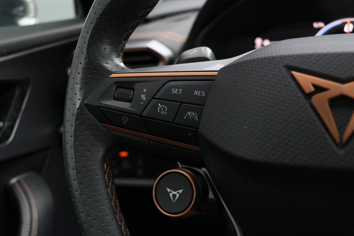CUPRA Formentor CUPRA Formentor 1.4 e-Hybrid 245PK VZ Performance Panodak Carbon Schaalzetels Matrix-Beam AdaptiveCruise Led Stoelverw AppleCarplay 32000KM BJ2024