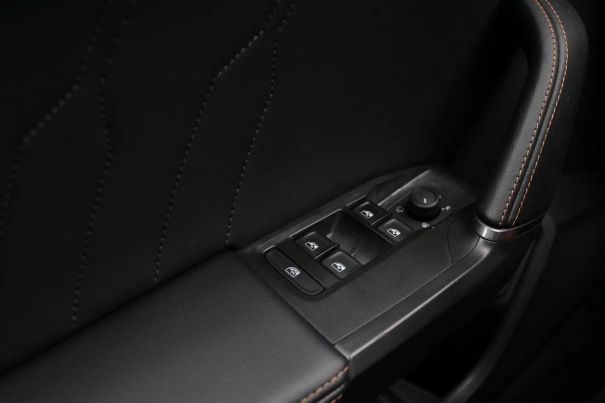 CUPRA Formentor CUPRA Formentor 1.4 e-Hybrid 245PK VZ Performance Panodak Carbon Schaalzetels Matrix-Beam AdaptiveCruise Led Stoelverw AppleCarplay 32000KM BJ2024