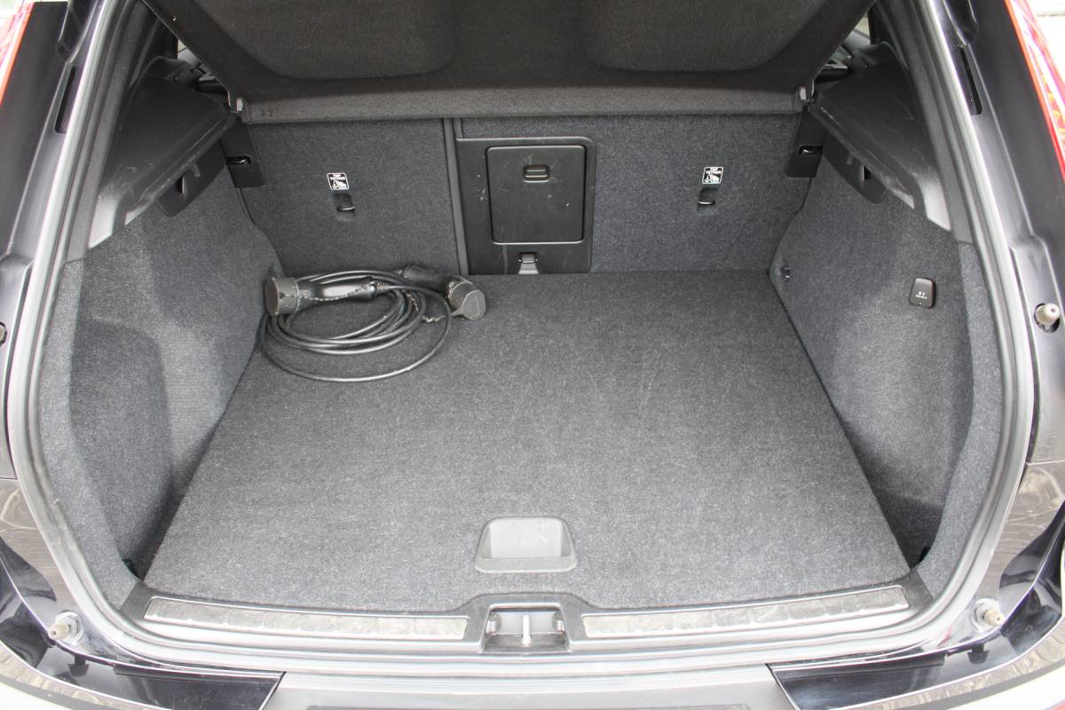 Volvo XC40 Volvo XC40 T4 211PK Automaat Plug-in hybrid Plus Bright | Trekhaak | El. Stoelen | Pilot Assist | Verw. Voorstoelen | BLIS | H&K Audio |