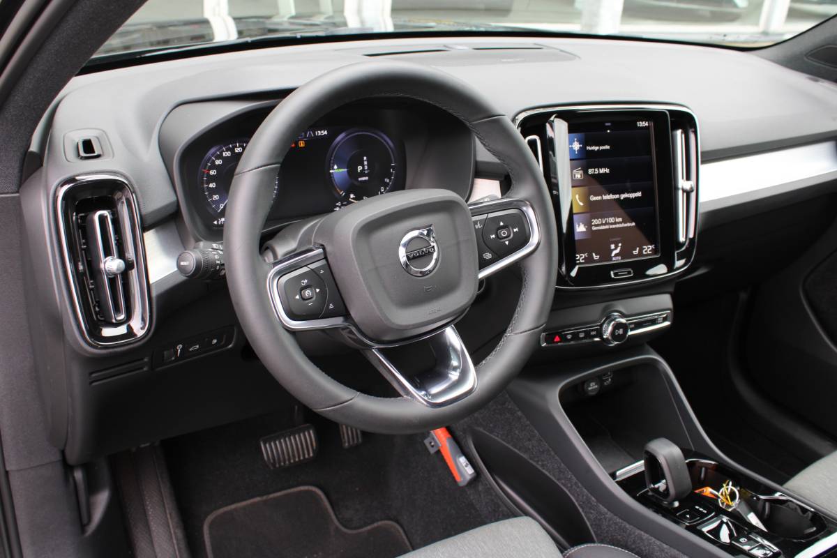 Volvo XC40 Volvo XC40 T4 211PK Automaat Plug-in hybrid Plus Bright | Trekhaak | El. Stoelen | Pilot Assist | Verw. Voorstoelen | BLIS | H&K Audio |