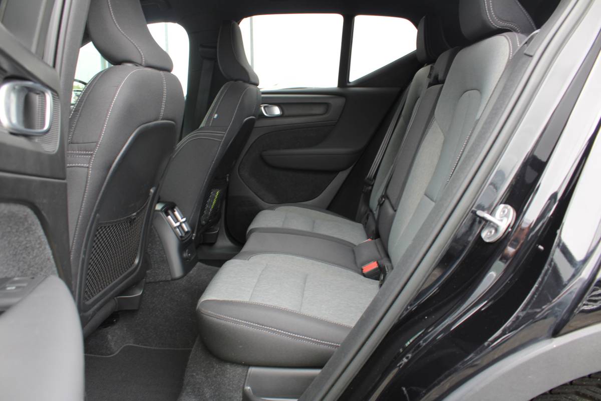 Volvo XC40 Volvo XC40 T4 211PK Automaat Plug-in hybrid Plus Bright | Trekhaak | El. Stoelen | Pilot Assist | Verw. Voorstoelen | BLIS | H&K Audio |