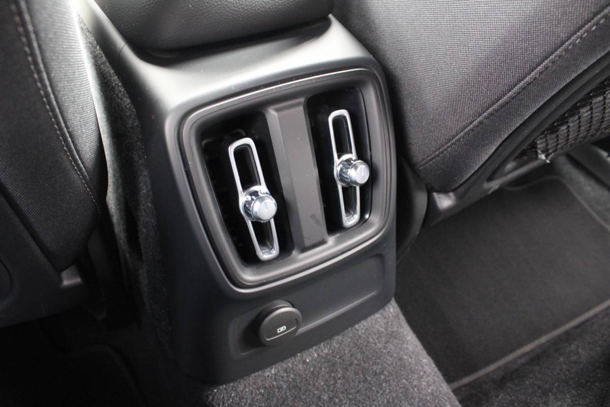 Volvo XC40 Volvo XC40 T4 211PK Automaat Plug-in hybrid Plus Bright | Trekhaak | El. Stoelen | Pilot Assist | Verw. Voorstoelen | BLIS | H&K Audio |