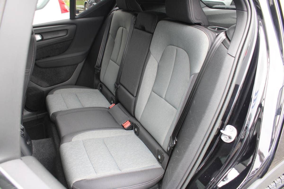 Volvo XC40 Volvo XC40 T4 211PK Automaat Plug-in hybrid Plus Bright | Trekhaak | El. Stoelen | Pilot Assist | Verw. Voorstoelen | BLIS | H&K Audio |