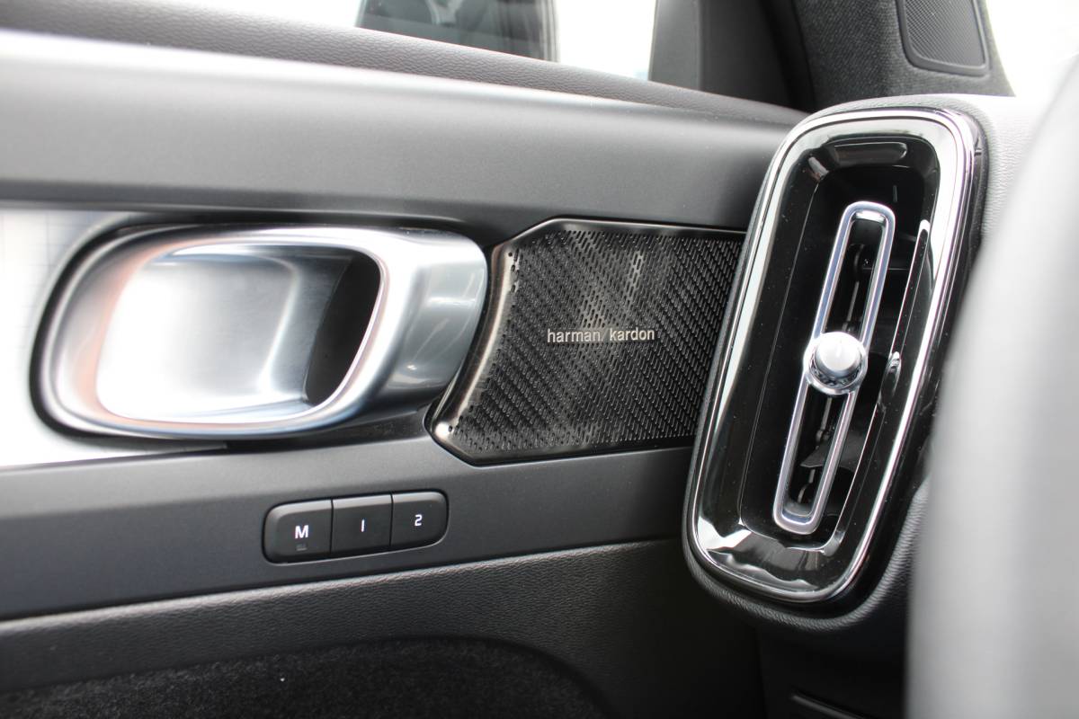 Volvo XC40 Volvo XC40 T4 211PK Automaat Plug-in hybrid Plus Bright | Trekhaak | El. Stoelen | Pilot Assist | Verw. Voorstoelen | BLIS | H&K Audio |