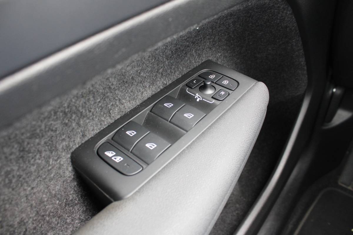 Volvo XC40 Volvo XC40 T4 211PK Automaat Plug-in hybrid Plus Bright | Trekhaak | El. Stoelen | Pilot Assist | Verw. Voorstoelen | BLIS | H&K Audio |
