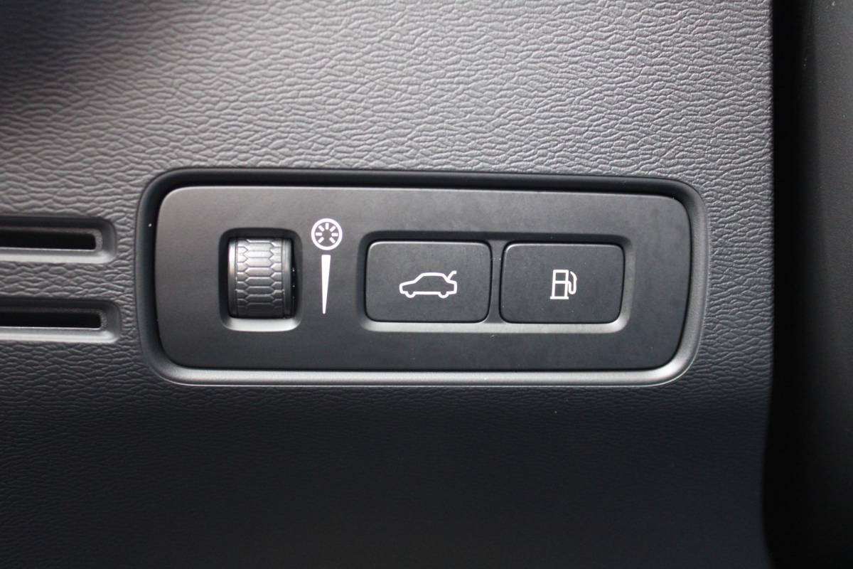 Volvo XC40 Volvo XC40 T4 211PK Automaat Plug-in hybrid Plus Bright | Trekhaak | El. Stoelen | Pilot Assist | Verw. Voorstoelen | BLIS | H&K Audio |
