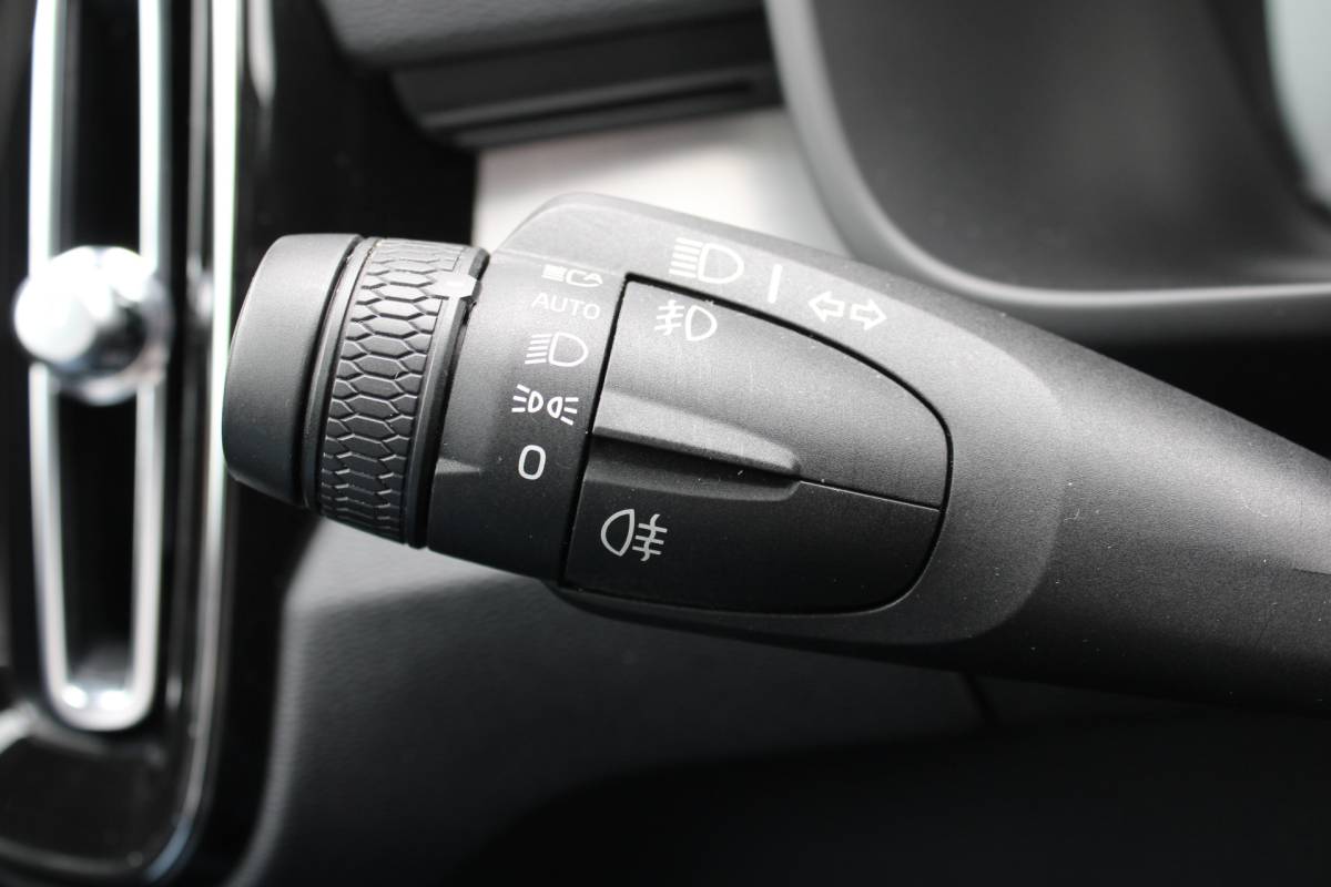Volvo XC40 Volvo XC40 T4 211PK Automaat Plug-in hybrid Plus Bright | Trekhaak | El. Stoelen | Pilot Assist | Verw. Voorstoelen | BLIS | H&K Audio |
