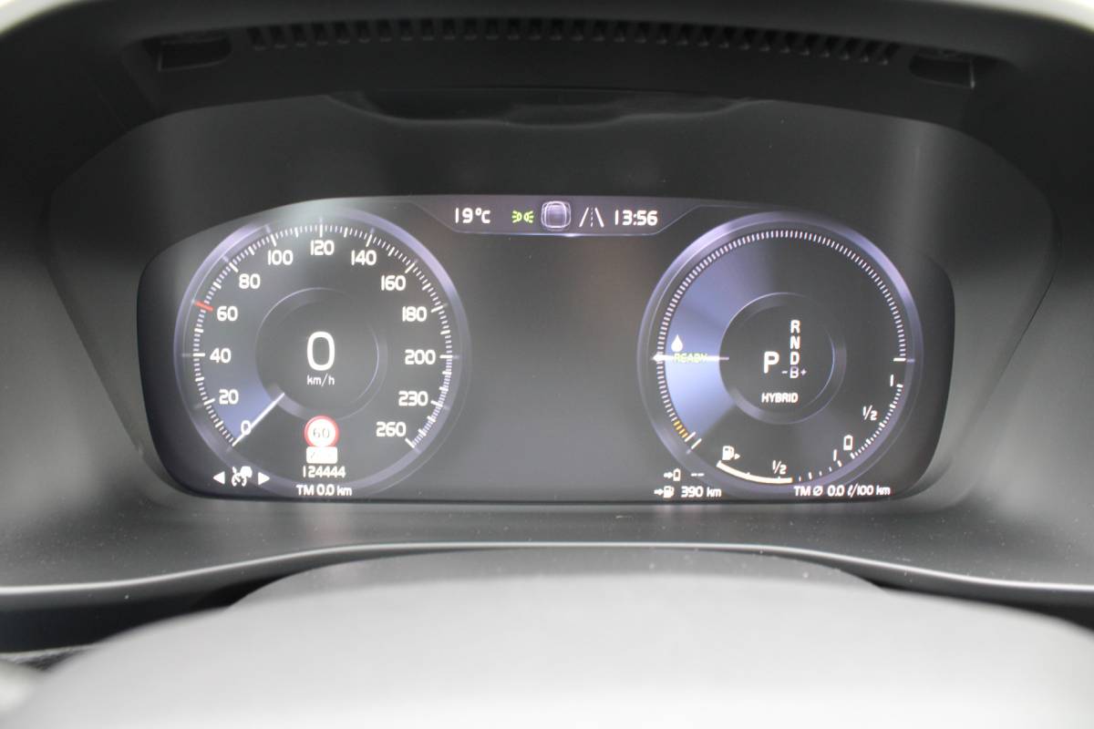 Volvo XC40 Volvo XC40 T4 211PK Automaat Plug-in hybrid Plus Bright | Trekhaak | El. Stoelen | Pilot Assist | Verw. Voorstoelen | BLIS | H&K Audio |