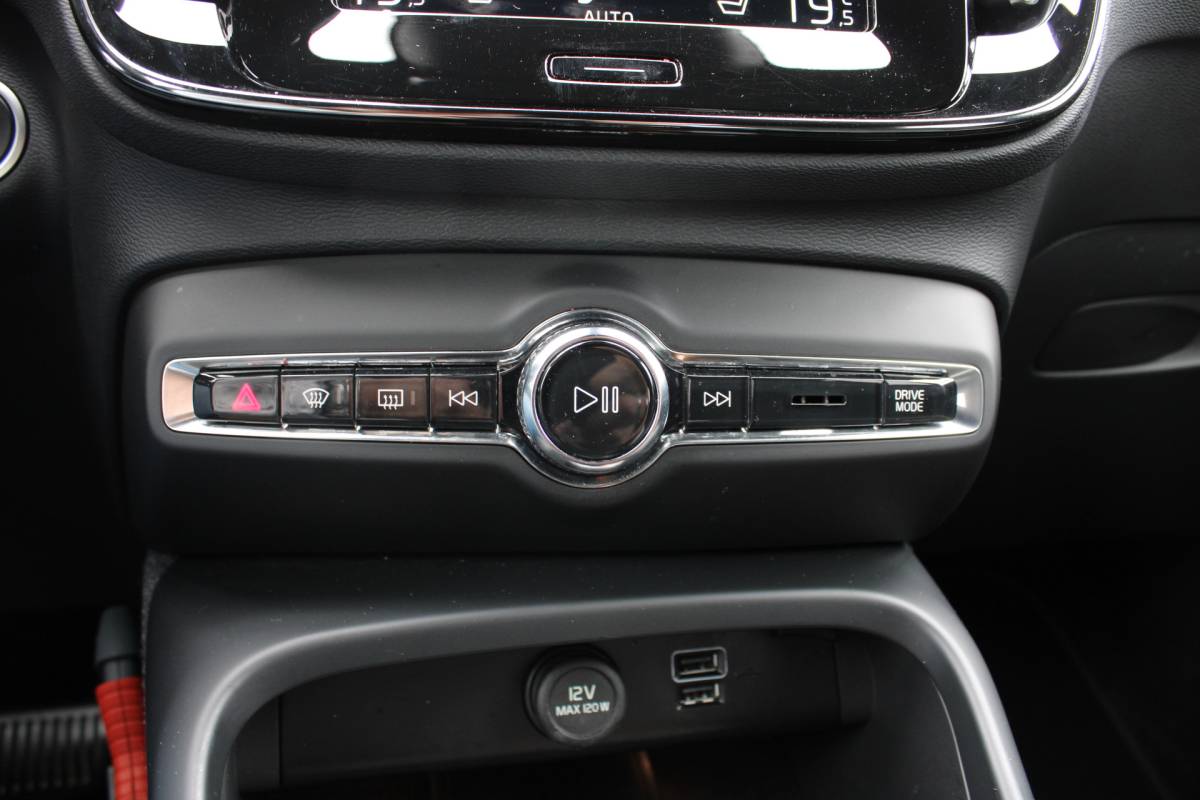 Volvo XC40 Volvo XC40 T4 211PK Automaat Plug-in hybrid Plus Bright | Trekhaak | El. Stoelen | Pilot Assist | Verw. Voorstoelen | BLIS | H&K Audio |